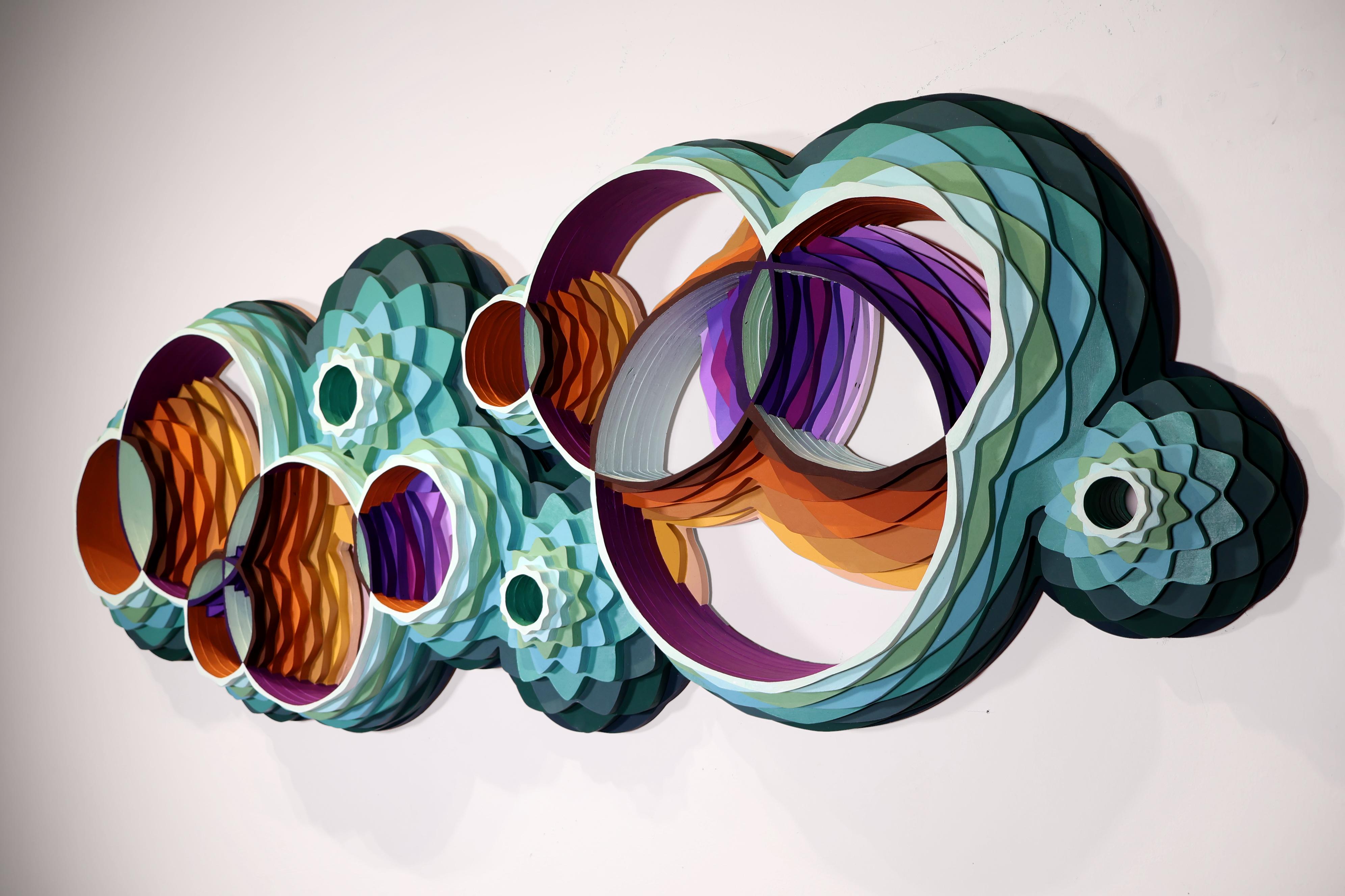 Sculpture murale géométrique Aqua, Art circulaire tridimensionnel, diversité infinie - Géométrique abstrait Painting par Christine Romanell