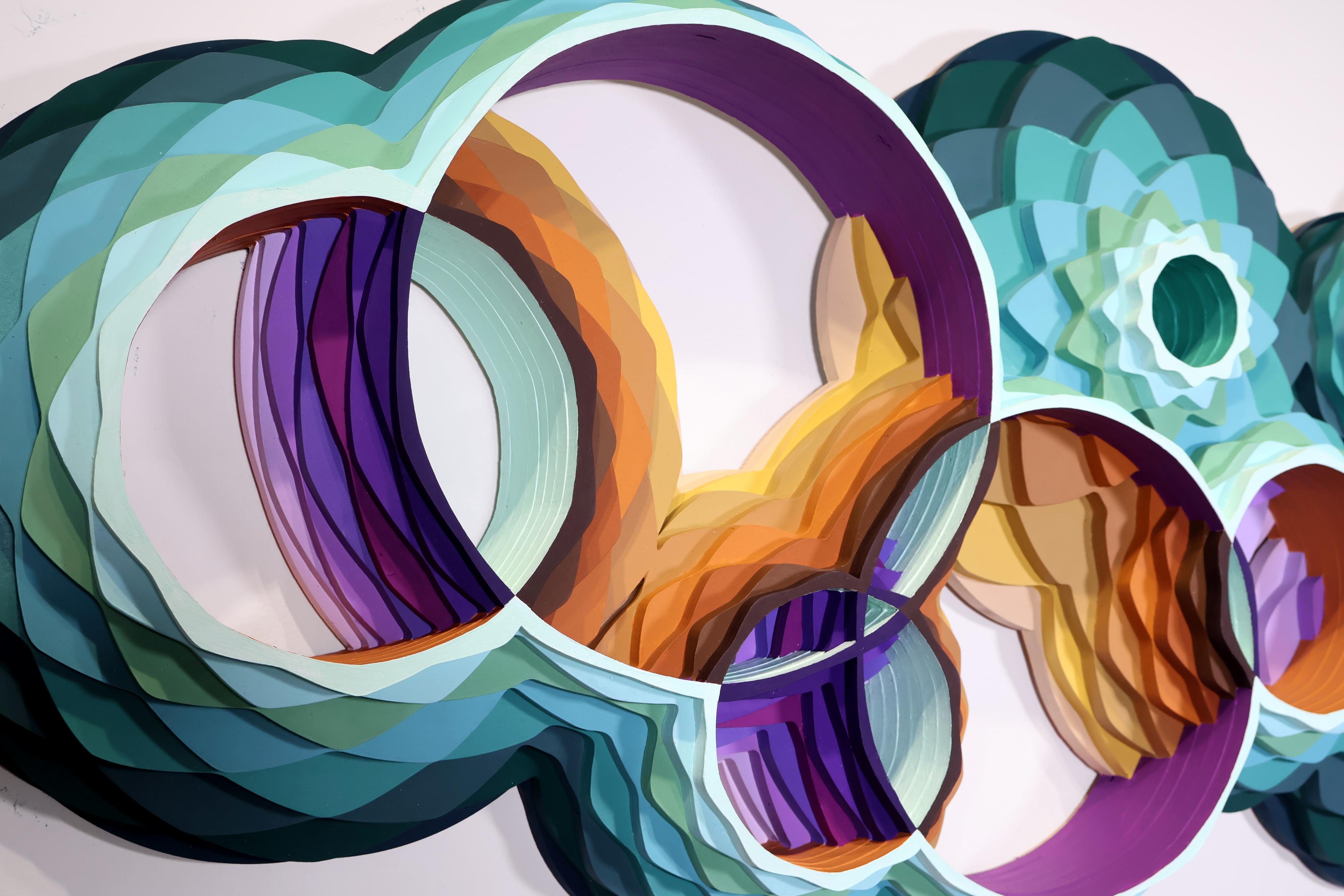 Sculpture murale géométrique Aqua, Art circulaire tridimensionnel, diversité infinie - Marron Abstract Painting par Christine Romanell
