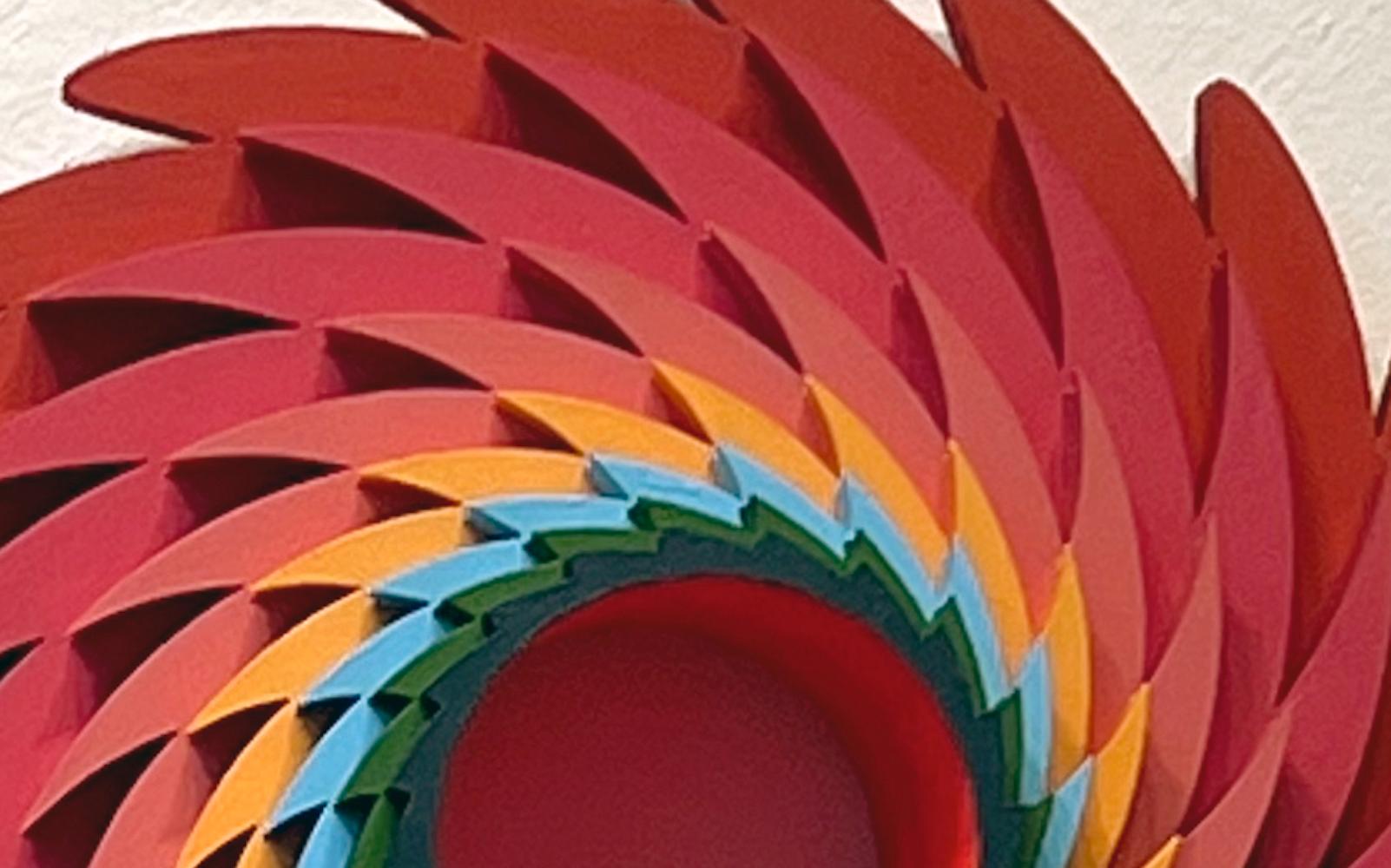 Marli Sucks è un rilievo geometrico circolare da parete con colori rossi, blu e verdi in vendita 2