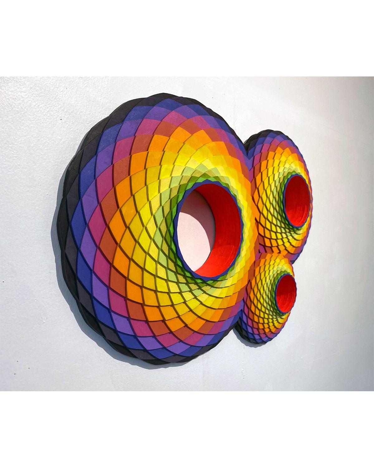 TriVortex - Abstract Sculpture Marrone di Christine Romanell