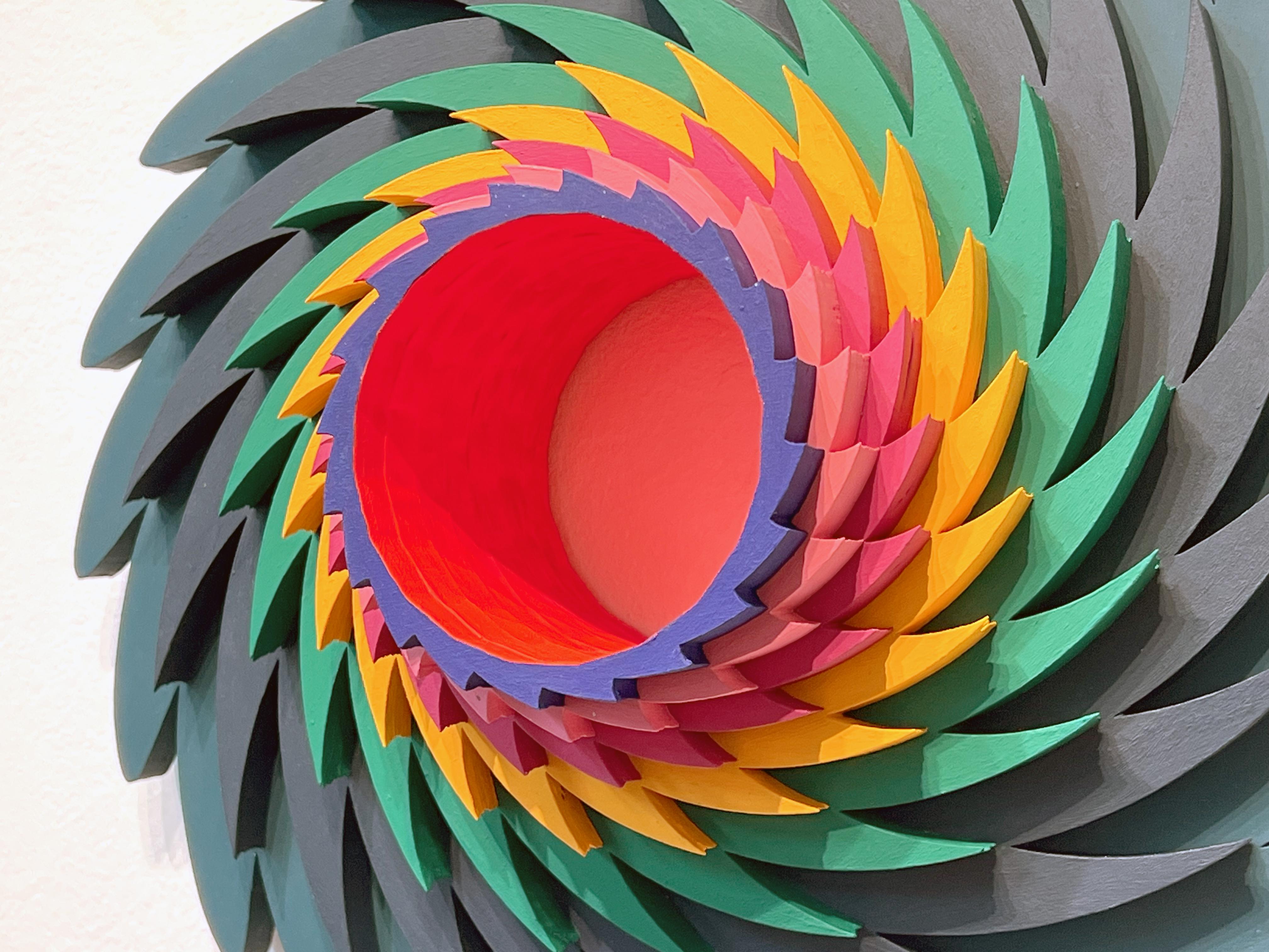 Grünes Satelliten, ein farbenfrohe, dreidimensionale, runde, geometrische Wandskulptur (Braun), Abstract Painting, von Christine Romanell