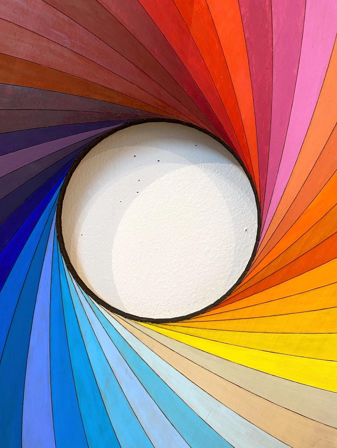 Spectrum, mehrfarbiges Acryl, kreisförmige Holzwandskulptur, Christine Romanell im Angebot 1