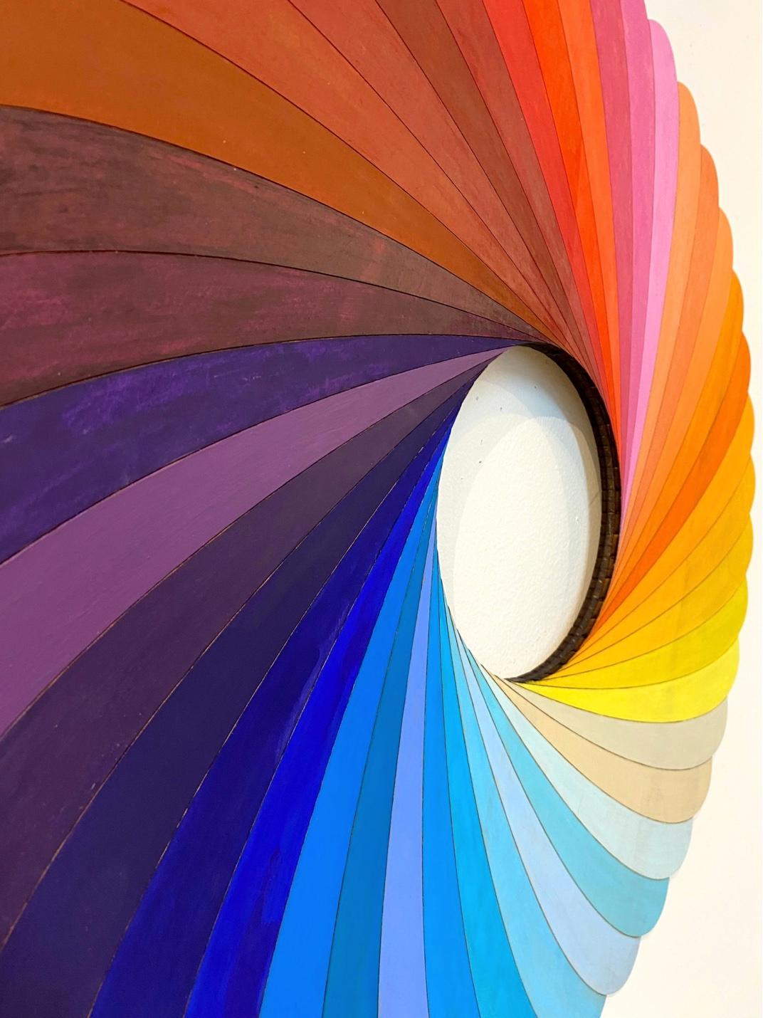 Spectrum, mehrfarbiges Acryl, kreisförmige Holzwandskulptur, Christine Romanell im Angebot 3