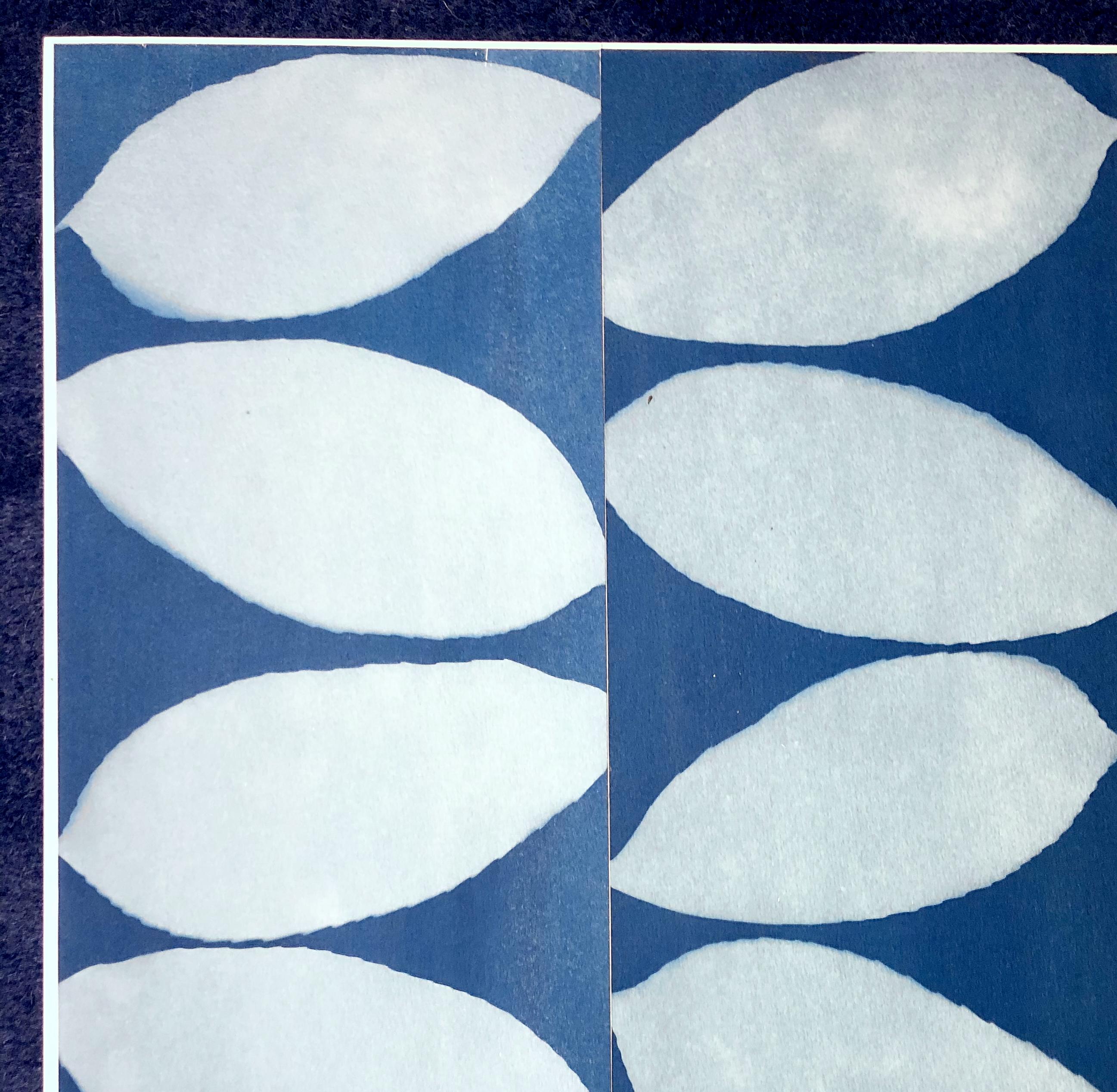 Ce collage sur panneau de bois a été réalisé en découpant et en réassemblant des cyanotypes botaniques imprimés à la main (empreintes bleues ou empreintes solaires) de feuilles de mon propre jardin. Alors que les cyanotypes sont traditionnellement