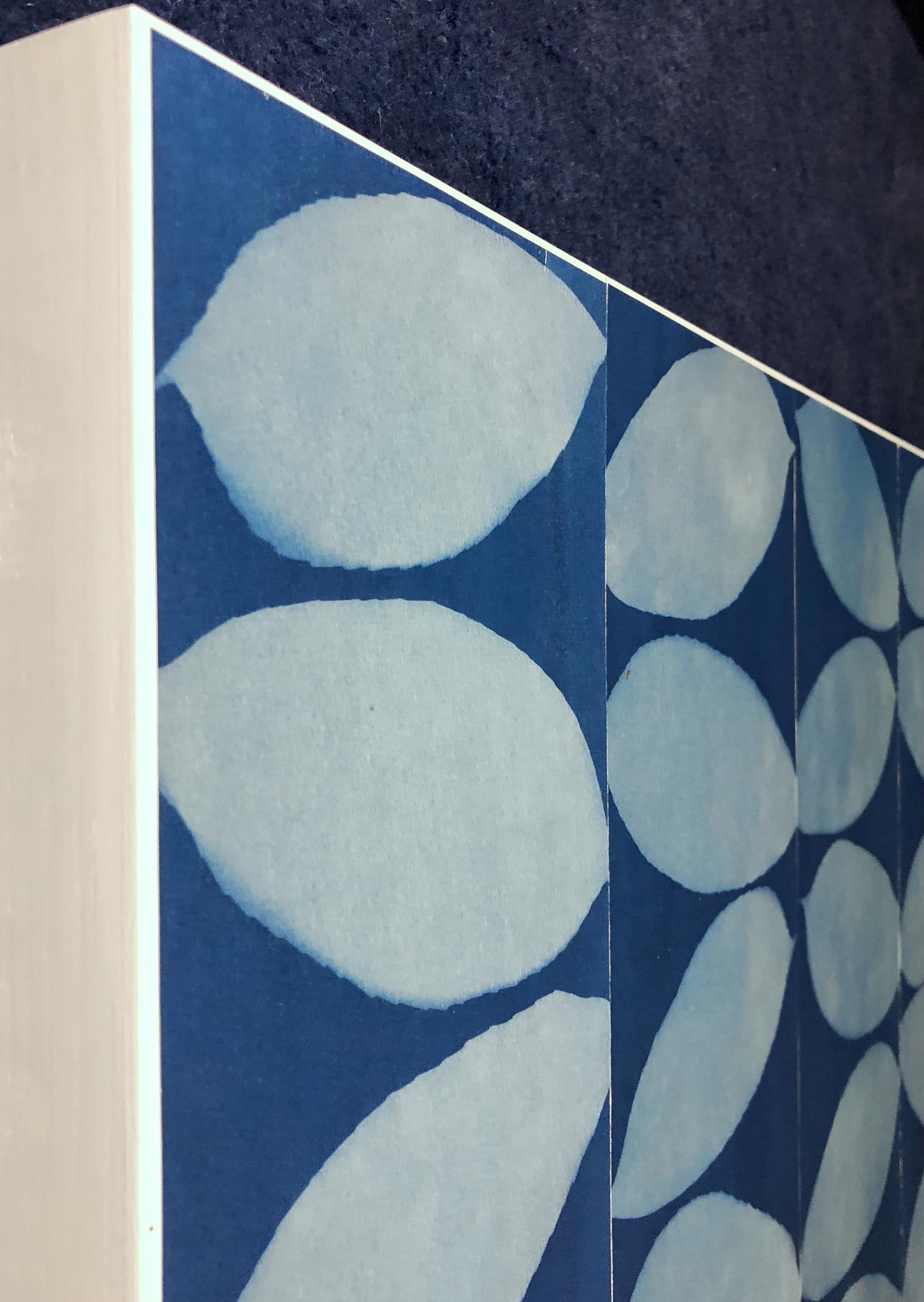 Bleu sur bleu (collage monotype unique de 36 x 36 pouces monté sur panneau de bois) en vente 2