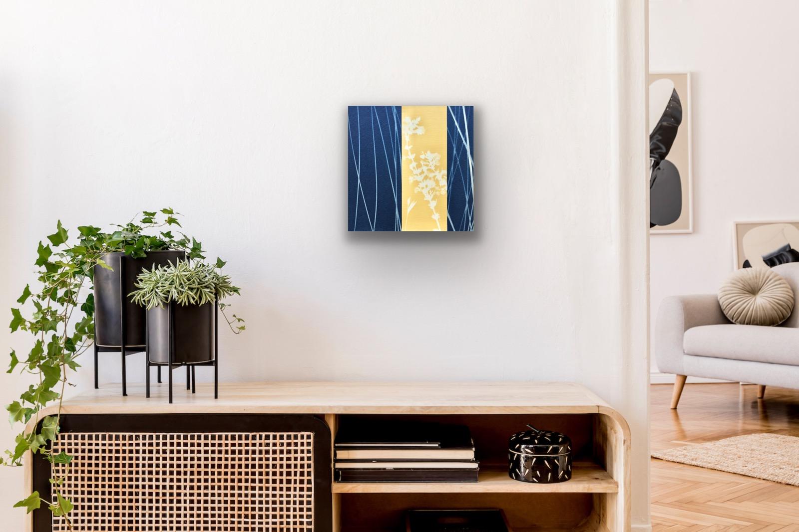 Questo mini collage su pannello di legno è stato realizzato utilizzando cianotipi botanici stampati a mano in blu e giallo. I loro fianchi sono dipinti d'oro. 

Piuttosto piccolo, misura solo 8 x 8 pollici x 3/4 