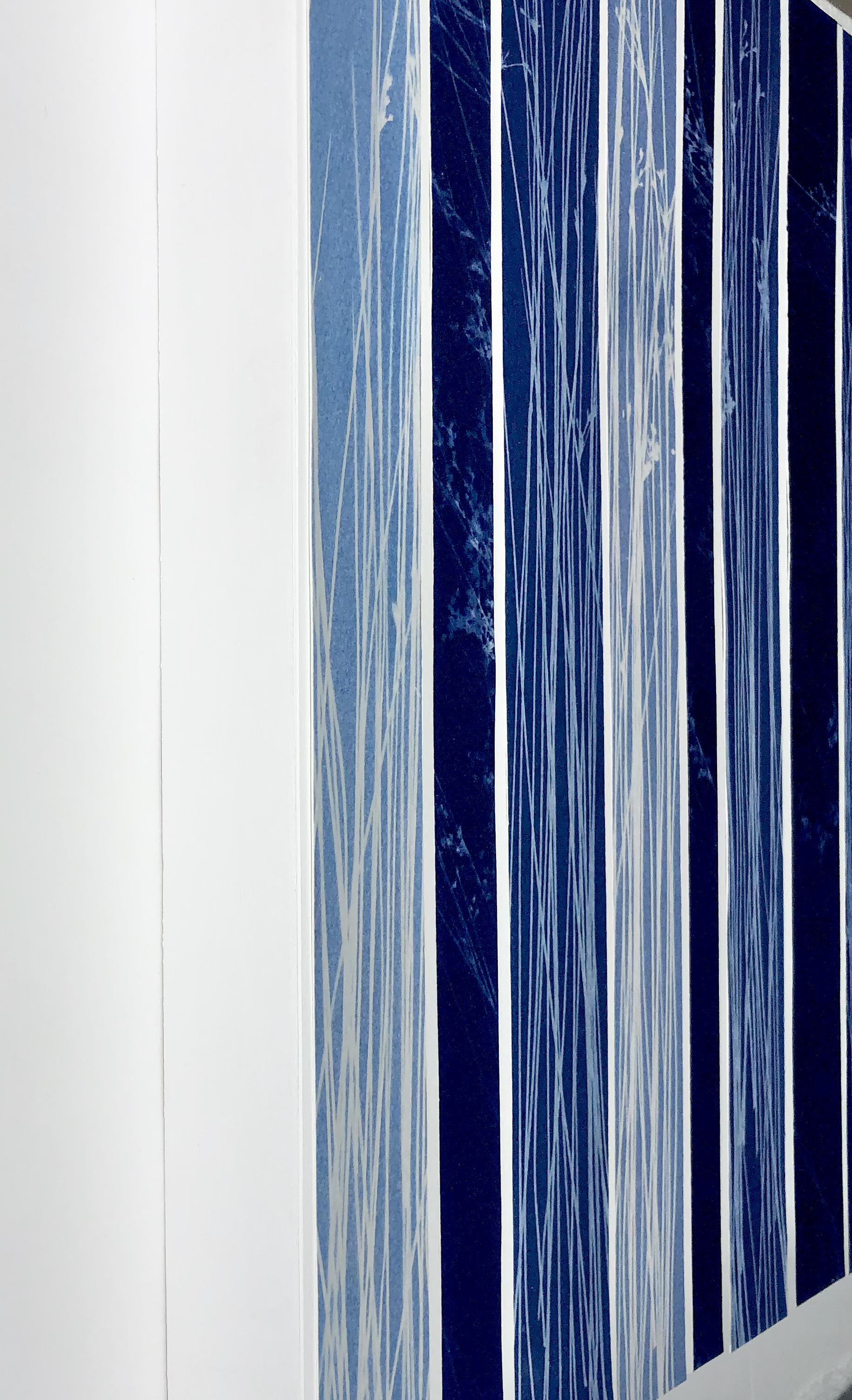 Tonos de azul 3 (collage monotipico individual de 16 x 16 pulgadas montado sobre panel de madera) - Mixed Media Art Minimalista de Christine So