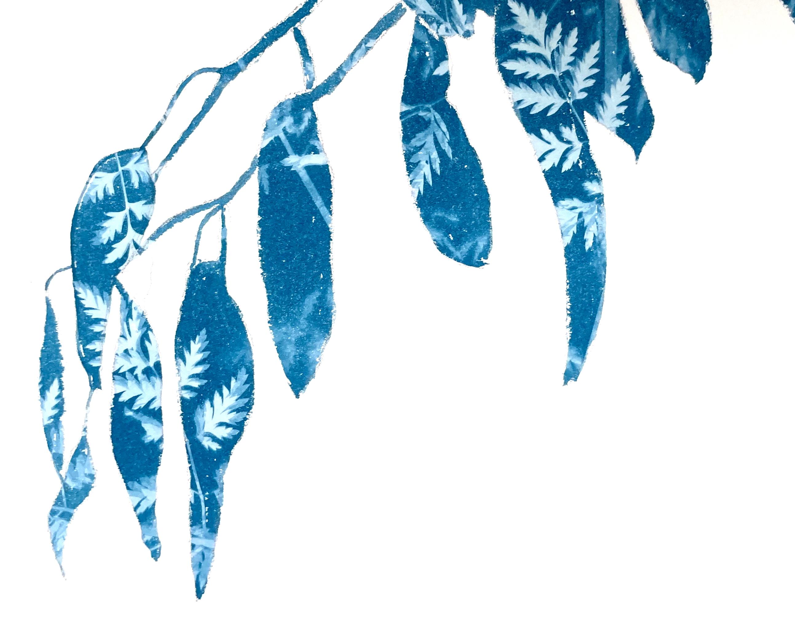 Es handelt sich um eine Kombination aus Malerei und Fotografie, das antike Cyanotypie-Verfahren. Die Silhouette der Pflanze wurde zunächst gezeichnet und dann nicht mit Tinte oder Farbe, sondern mit lichtempfindlicher Fotoemulsion gemalt. Das