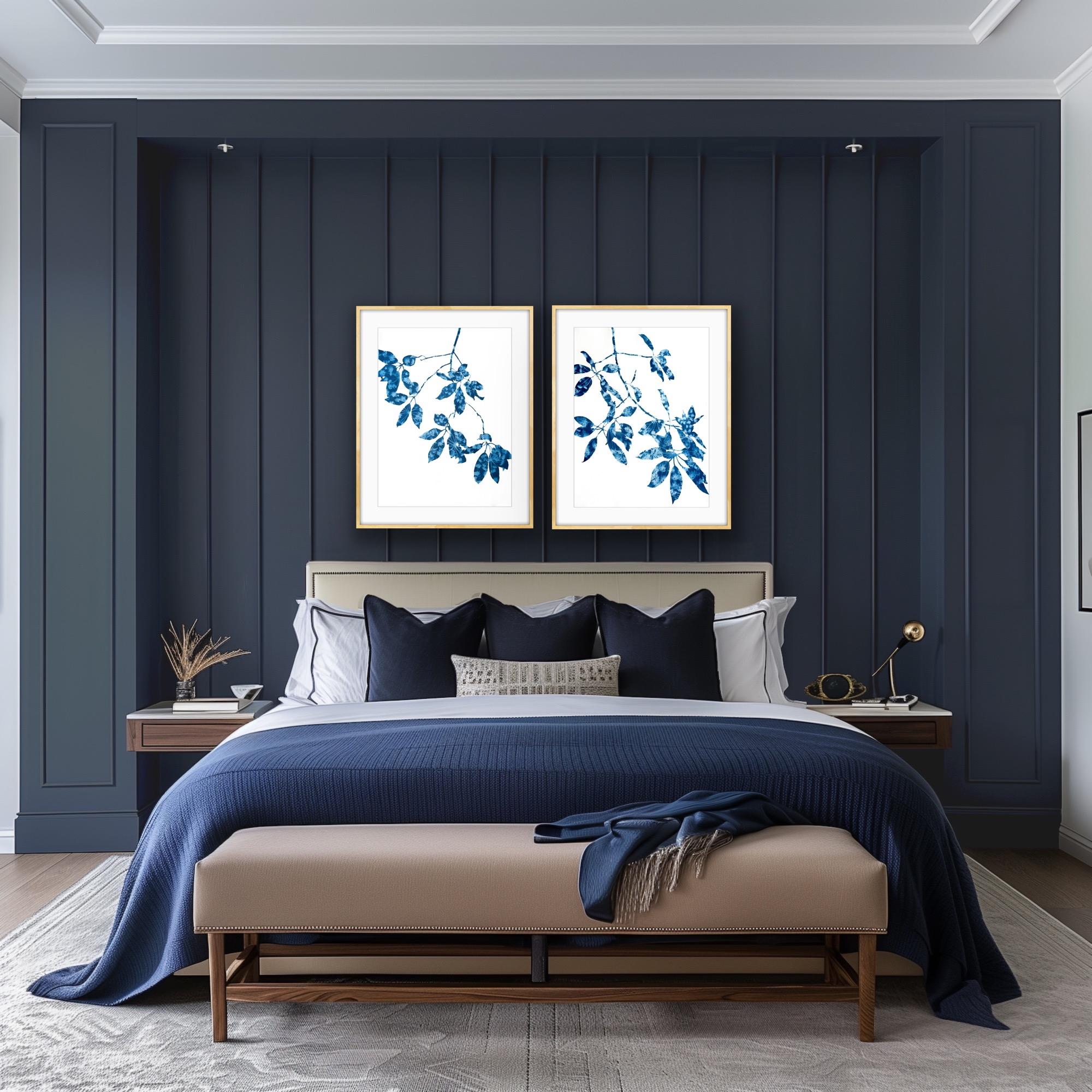 In ihrer Serie Delft Garden zeichnete die Künstlerin Christine So zunächst die Umrisse einer Pflanze mit Bleistift und malte sie dann in einem dunklen Raum  -nicht mit Farbe- sondern mit der lichtempfindlichen Cyanotypie-Emulsion. Nach dem Trocknen