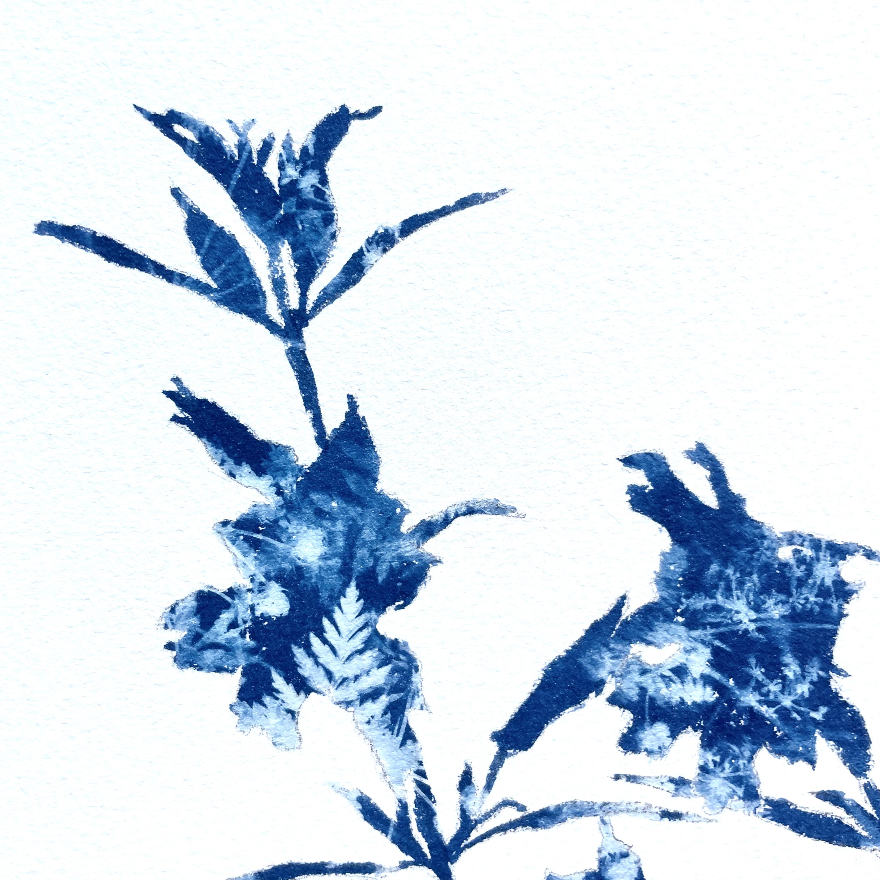 Winzige Wildblumen (12 x 12 Zoll Cyanotypie-Gemälde) – Print von Christine So