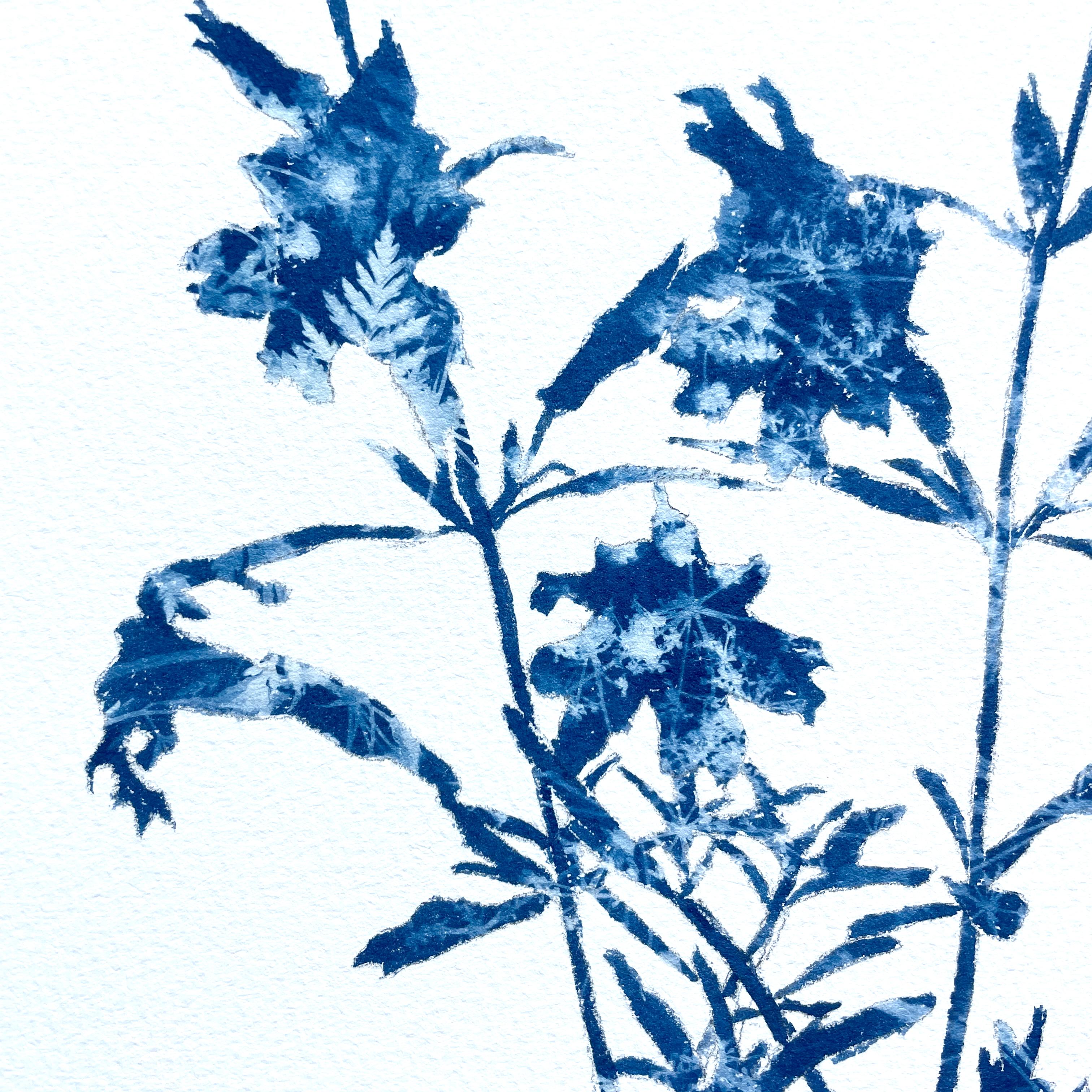 Winzige Wildblumen (12 x 12 Zoll Cyanotypie-Gemälde) (Zeitgenössisch), Print, von Christine So