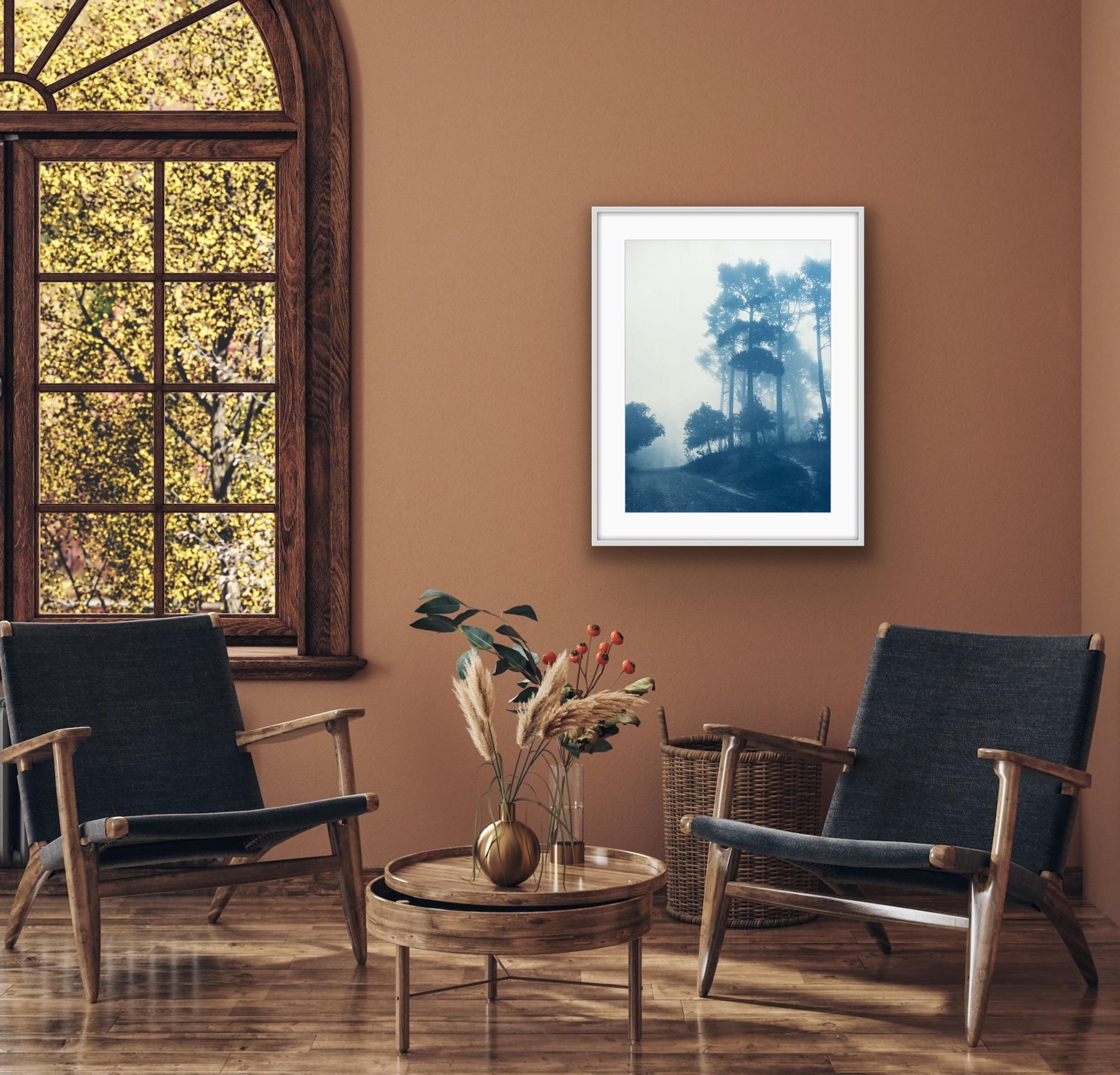 Caminante No Hay Camino (Handgedruckte Cyanotypie, 24 x 18 Zoll) – Print von Christine So