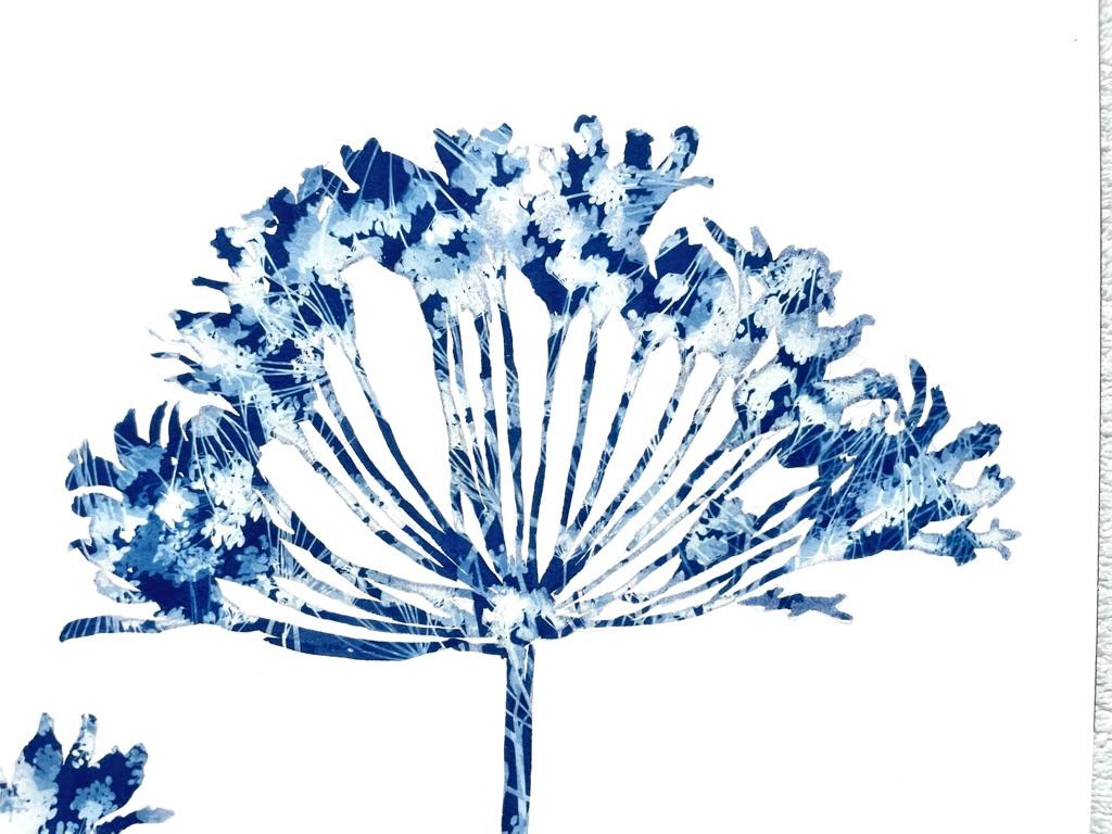 Agapanthus 6 di Delft (dipinto originale in cianotipia incorniciato, 31 x 25 x 1,5 pollici) - Mixed Media Art Contemporaneo di Christine So