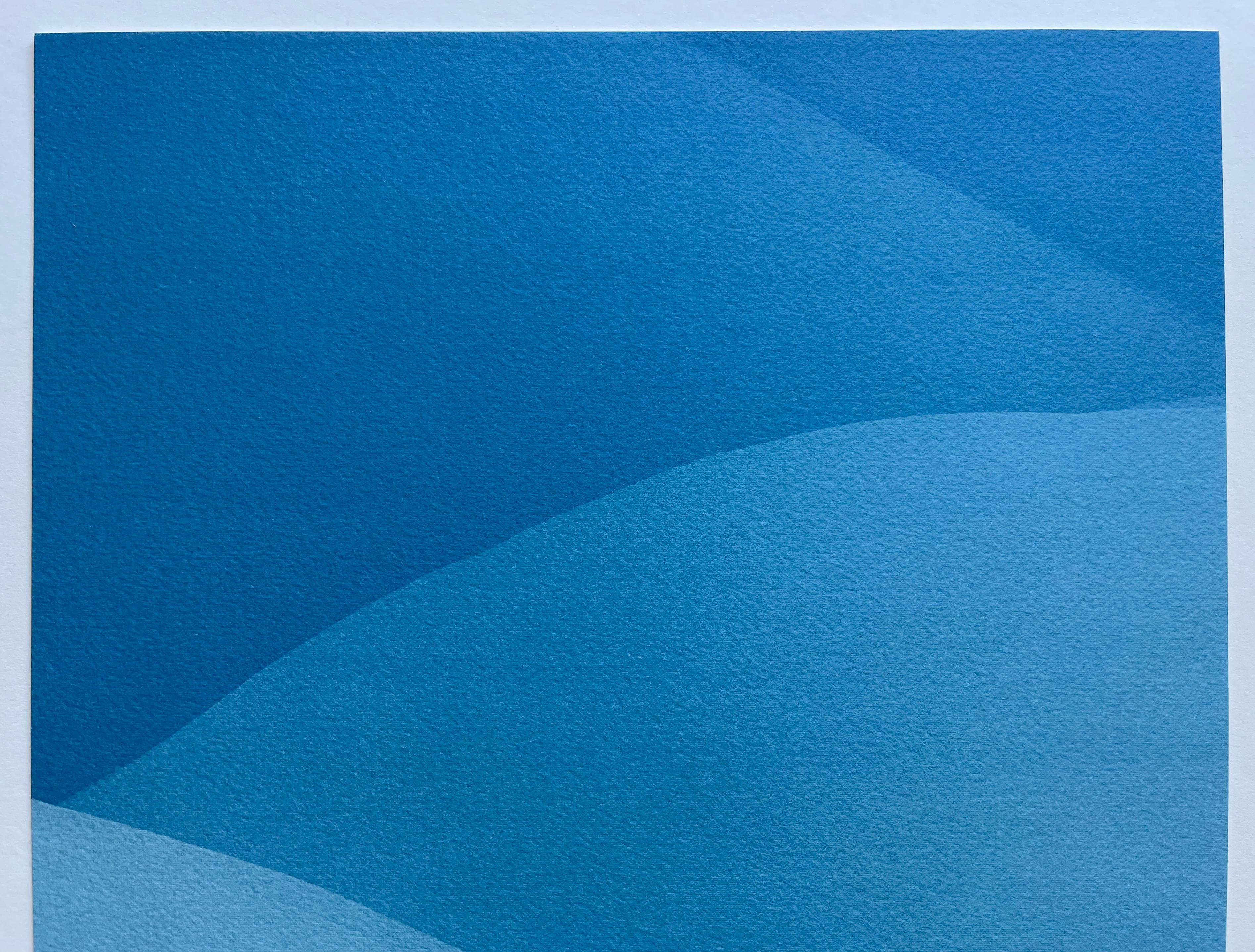 Sunrise du désert (22 x 13 cyanotype abstrait) - Abstrait Photograph par Christine So