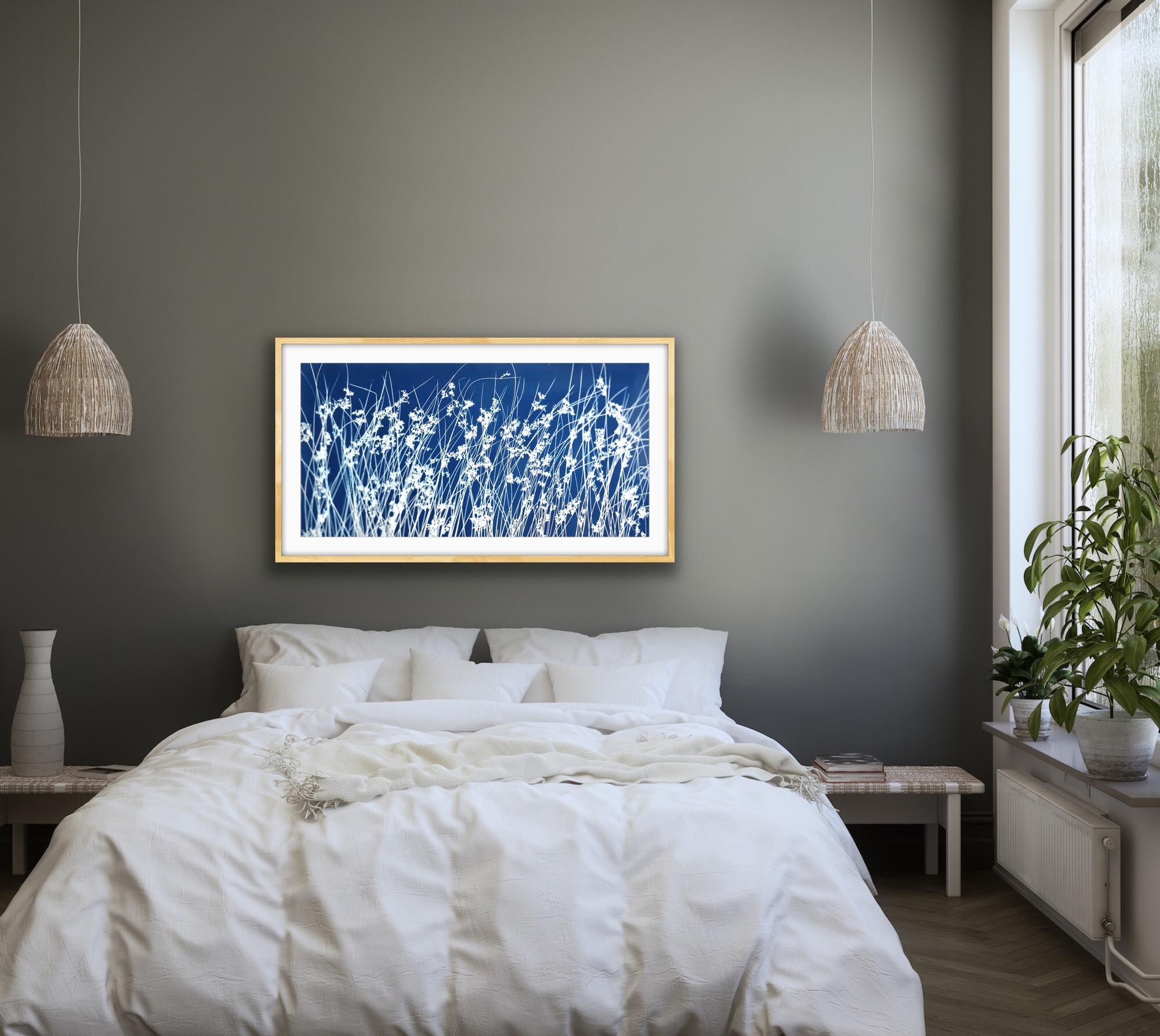 Hierba silvestre de junio (cianotipia botánica impresa a mano, 18 x 36 pulgadas) - Print Contemporáneo de Christine So