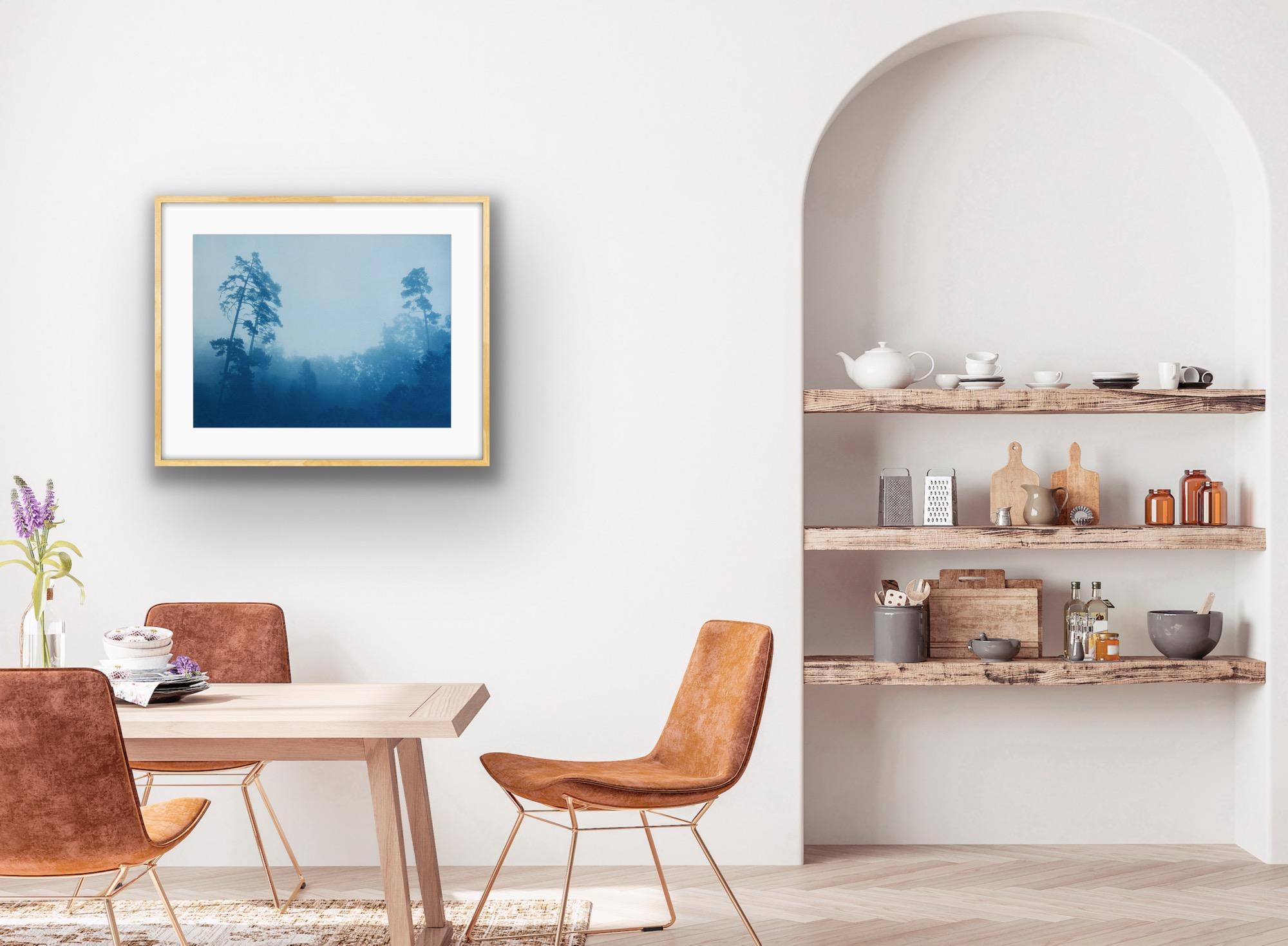 Misty Slope, Auflage 1 von 10 (handgedruckte Cyanotypie, 18 x 24 Zoll) im Angebot 1