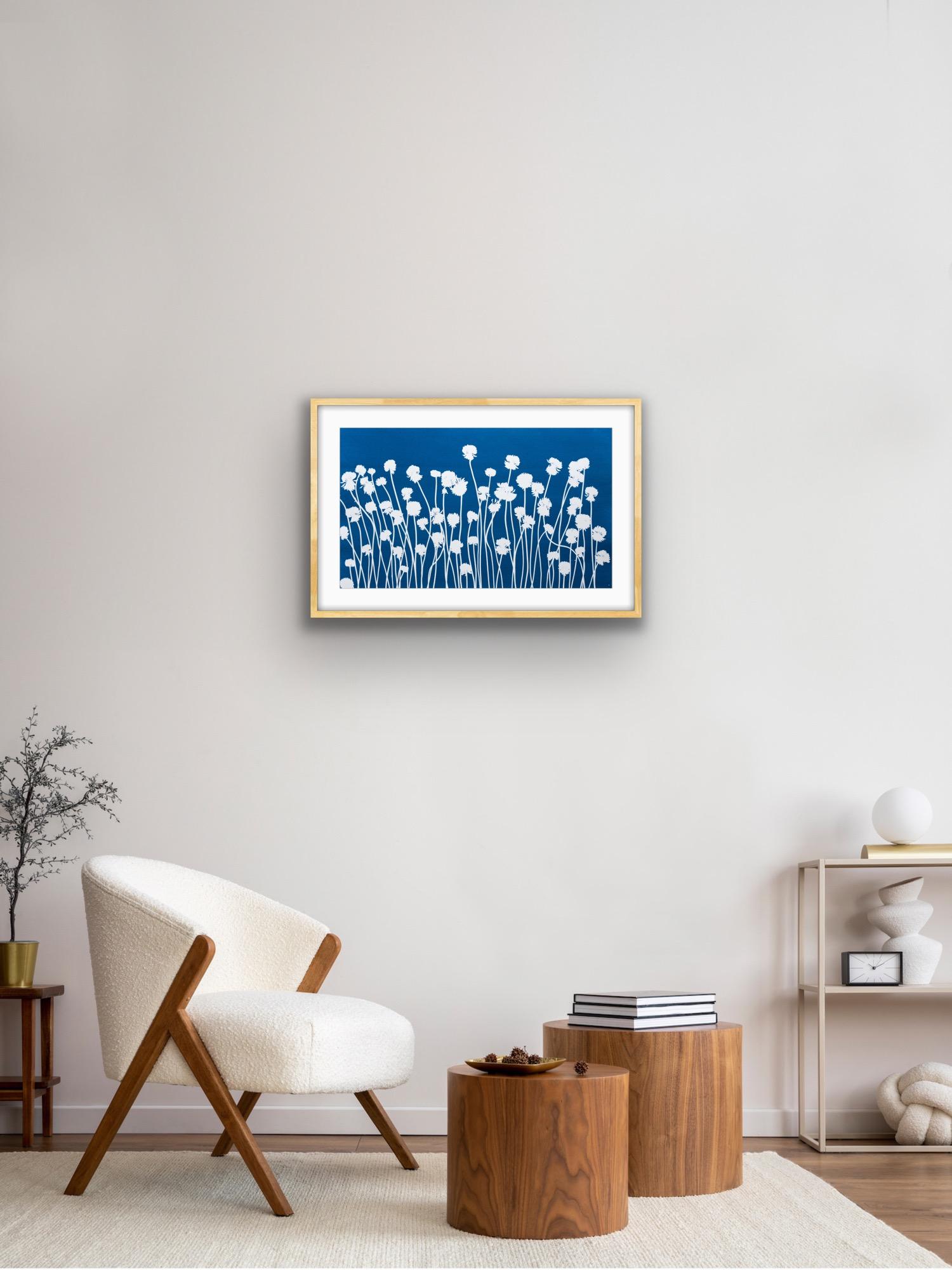 Spring Clover I (handgedruckte botanische Cyanotypie, 14 x 24 Zoll) – Photograph von Christine So
