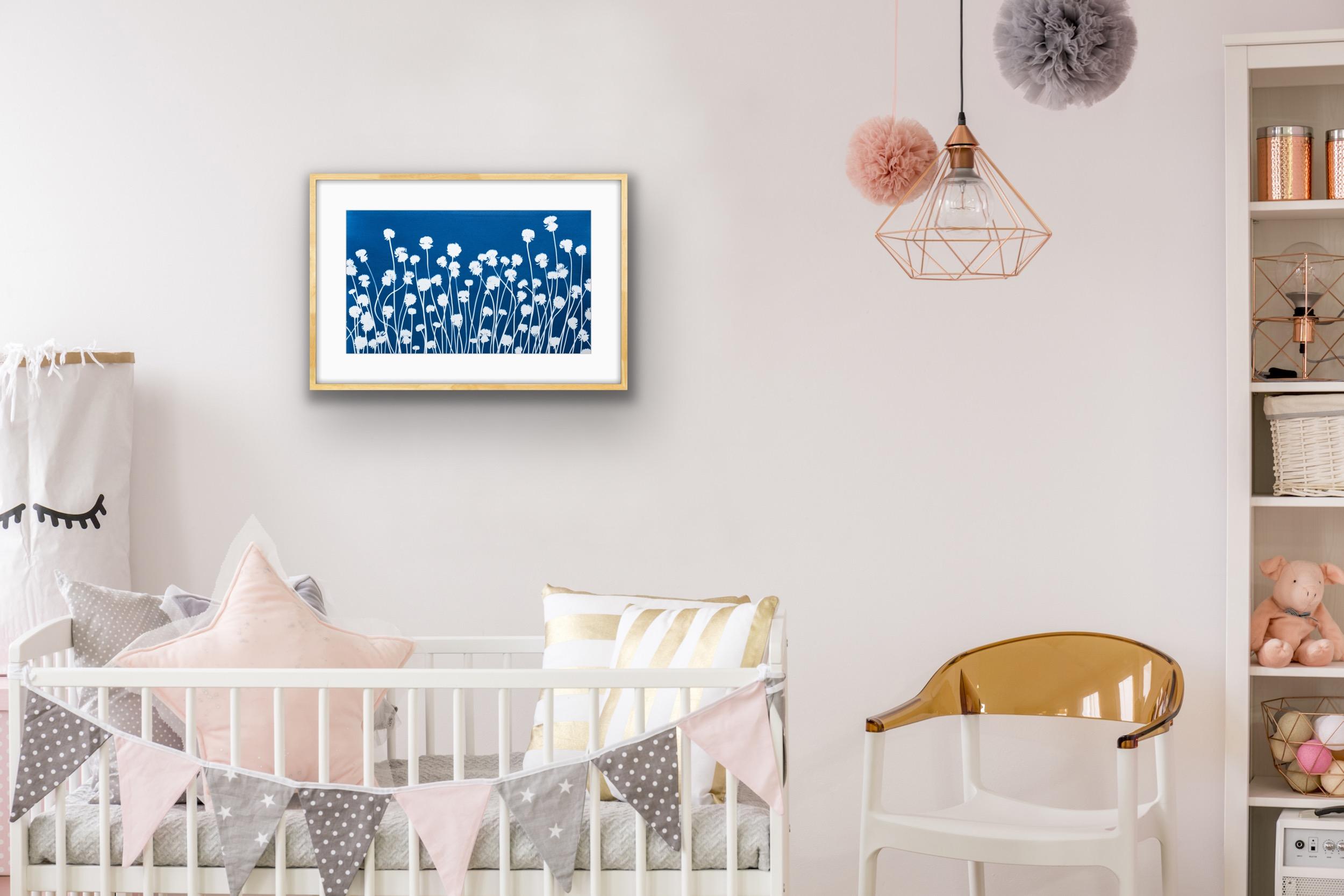 Spring Clover II (handgedruckte botanische Cyanotypie, 14 x 24 Zoll) – Print von Christine So