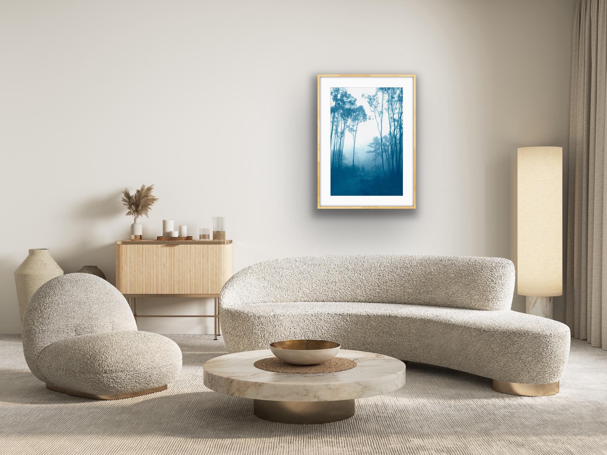 Das Ende der Reise  (Handgedruckte Cyanotypie, 30 x 20 Zoll) – Print von Christine So