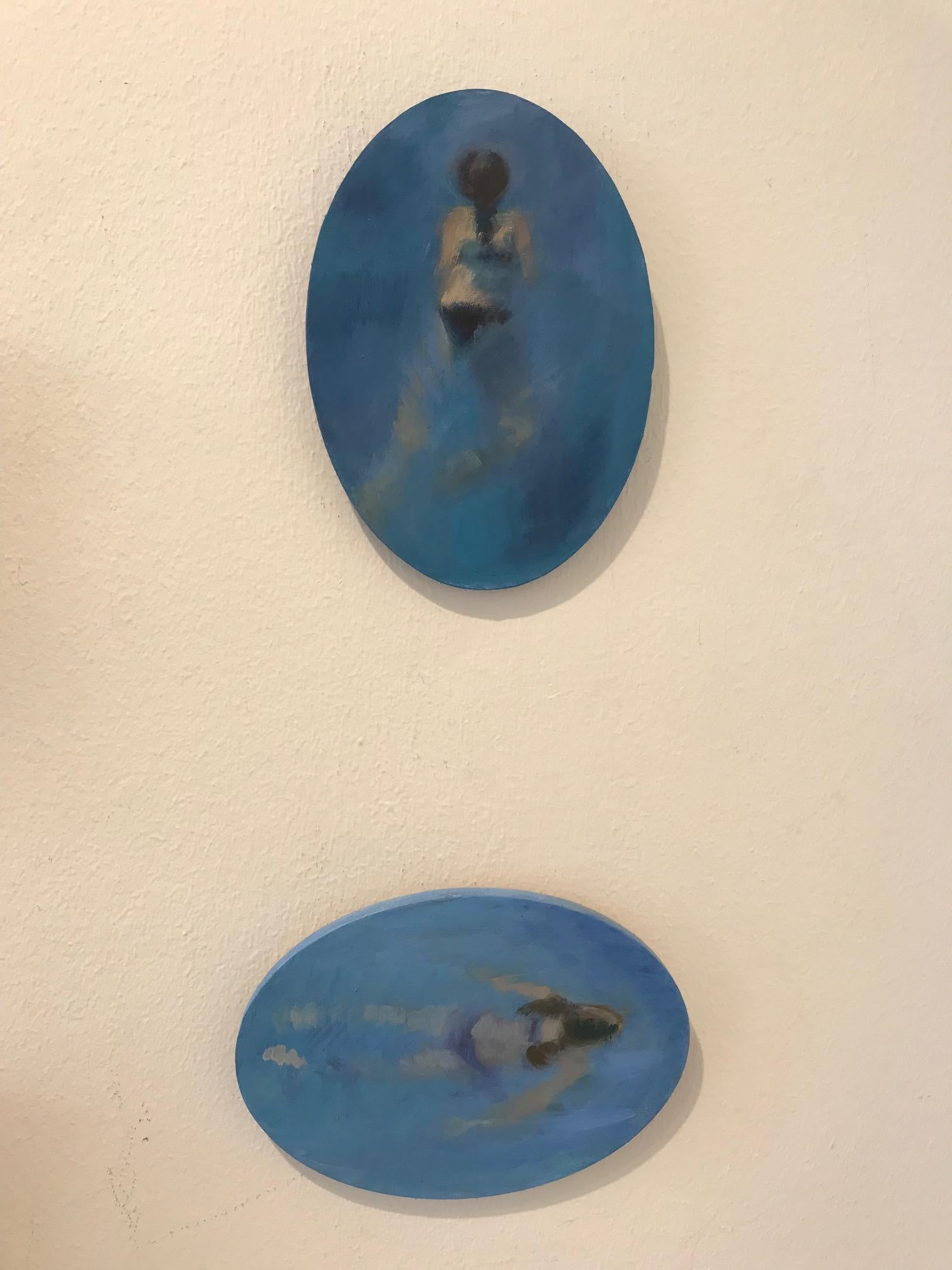 ''Swimming 3'' Pittura a olio contemporanea in blu di una ragazza che nuota in piscina - Painting di Christine van der Cingel