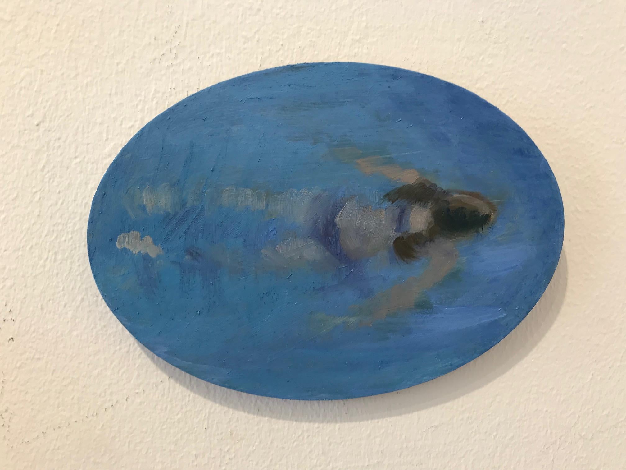 Portrait Painting di Christine van der Cingel - ''Swimming 3'' Pittura a olio contemporanea in blu di una ragazza che nuota in piscina