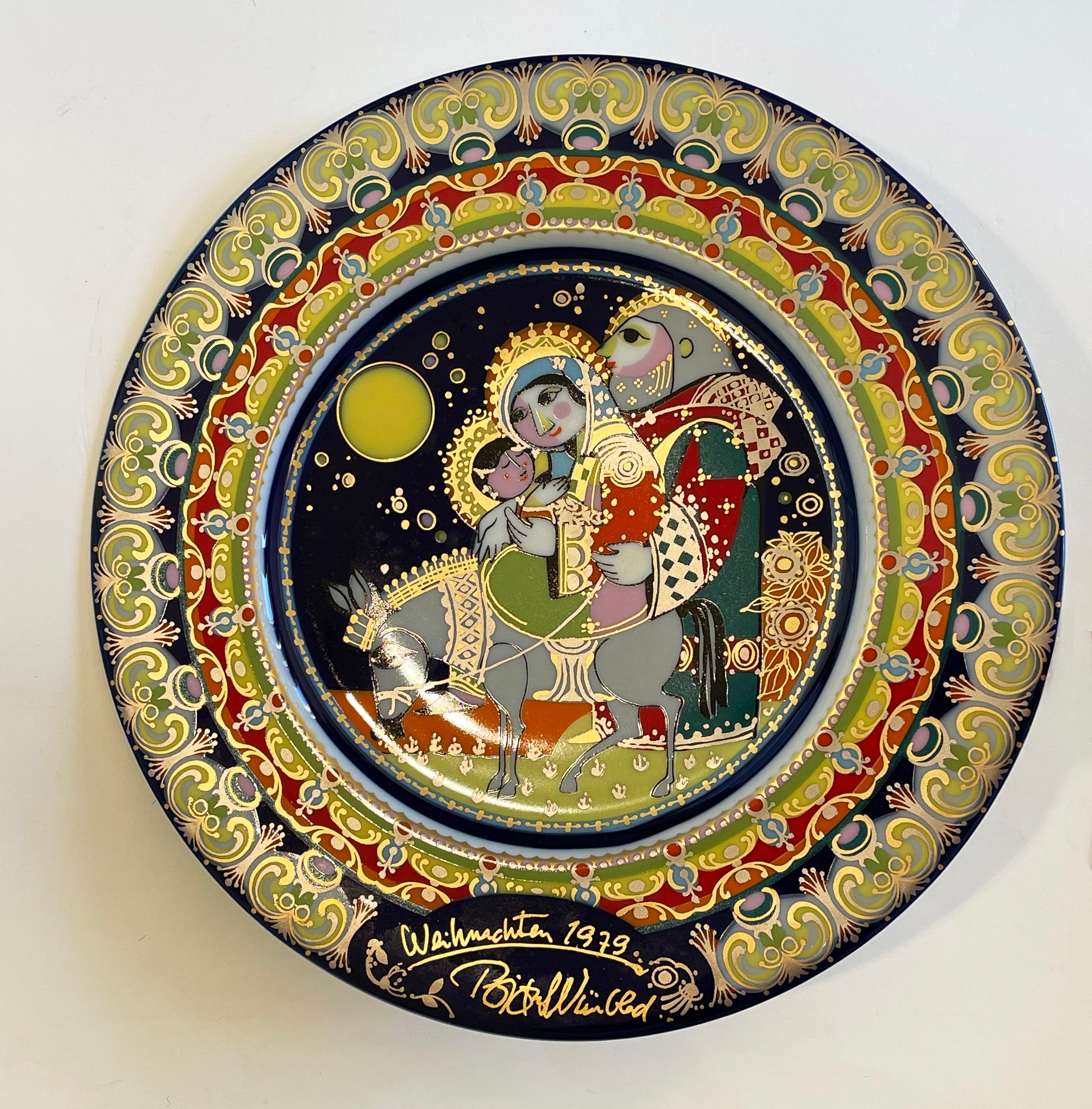 Bjorn Wiinblad, artista danés, ha creado esta hermosa serie para el fabricante alemán de vidrio artístico y porcelana Rosenthal para su edición artística Studio-Line.
Esta plancha es la edición de 1979, cada plancha de esta edición es limitada.
Los