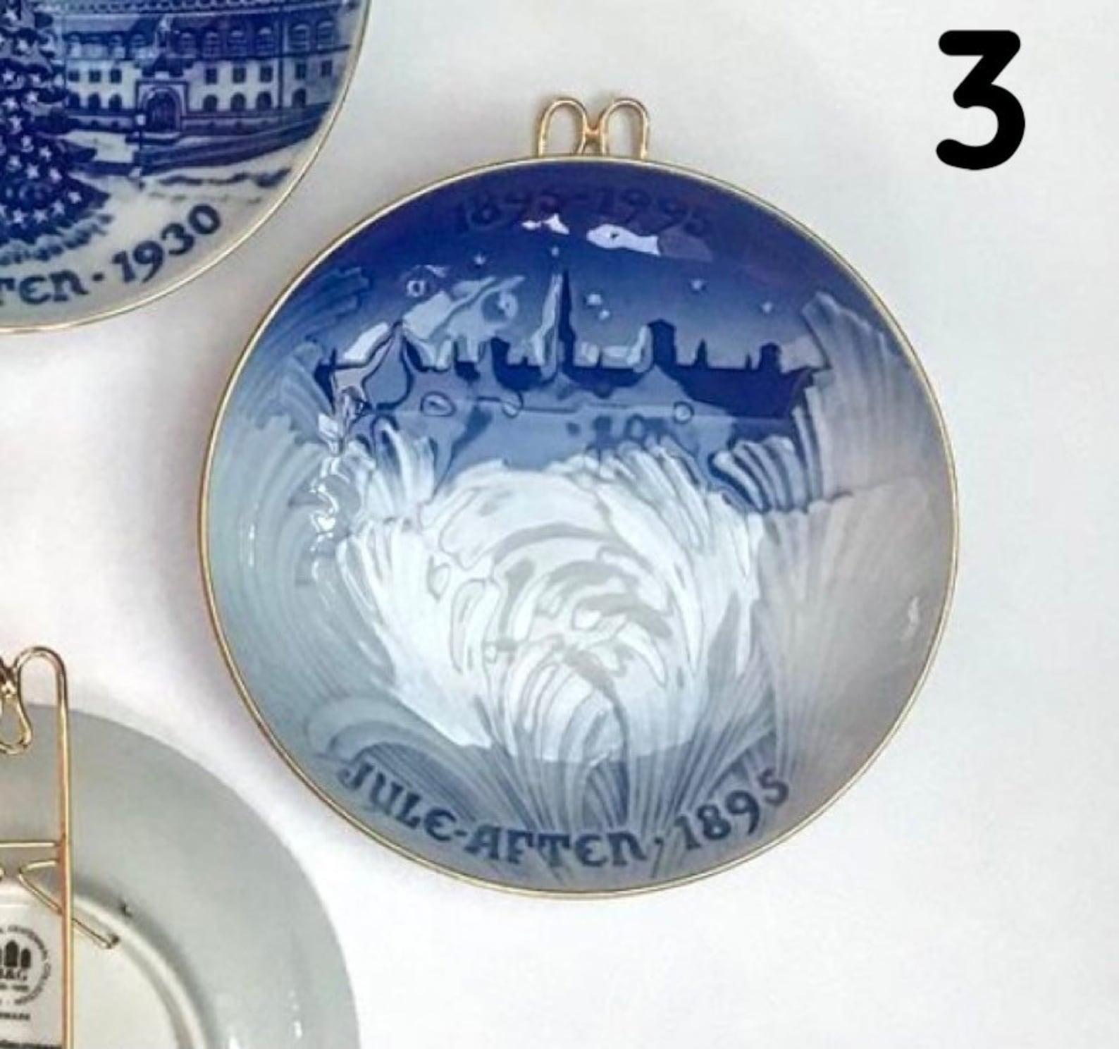 Christmas Collectible Wall Plates from Bing & Grondahl, Vintage In Excellent Condition For Sale In Bastogne, BE