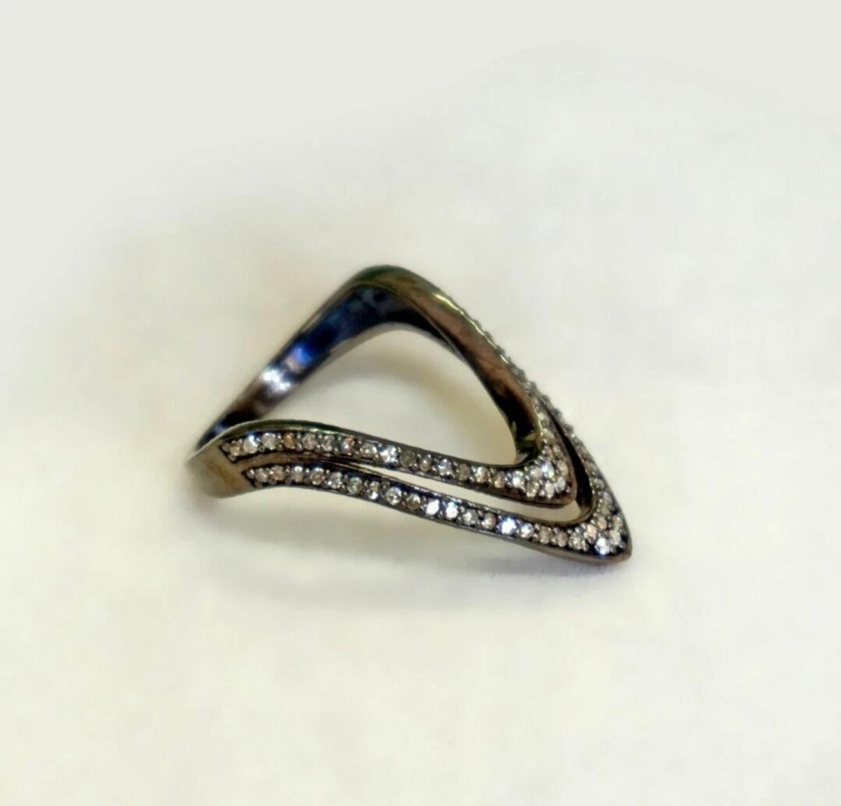 Regalo di Natale Anello Chevron Anello in argento 925 con pavé di diamanti per il regalo di fidanzamento

Tagliare
Molto buono
Metallo
Argento
Forma della pietra principale A. Stone
Rotondo
Pietra principale
Diamante
Peso totale dei carati
0,24 e
