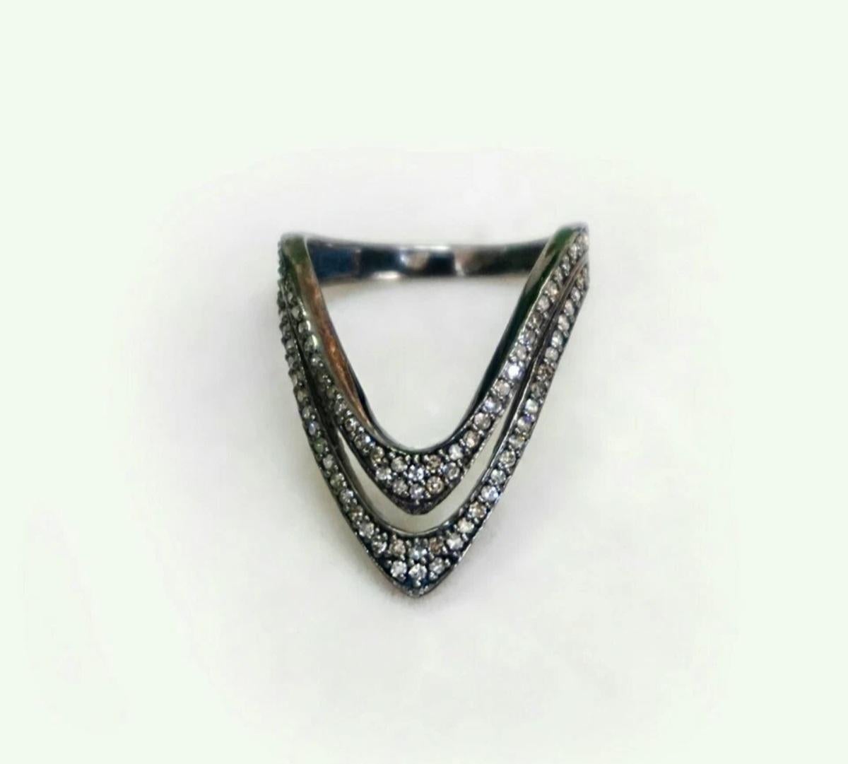Regalo di Natale Anello Chevron Anello in argento 925 con pavé di diamanti per il regalo di fidanzamento in vendita 1