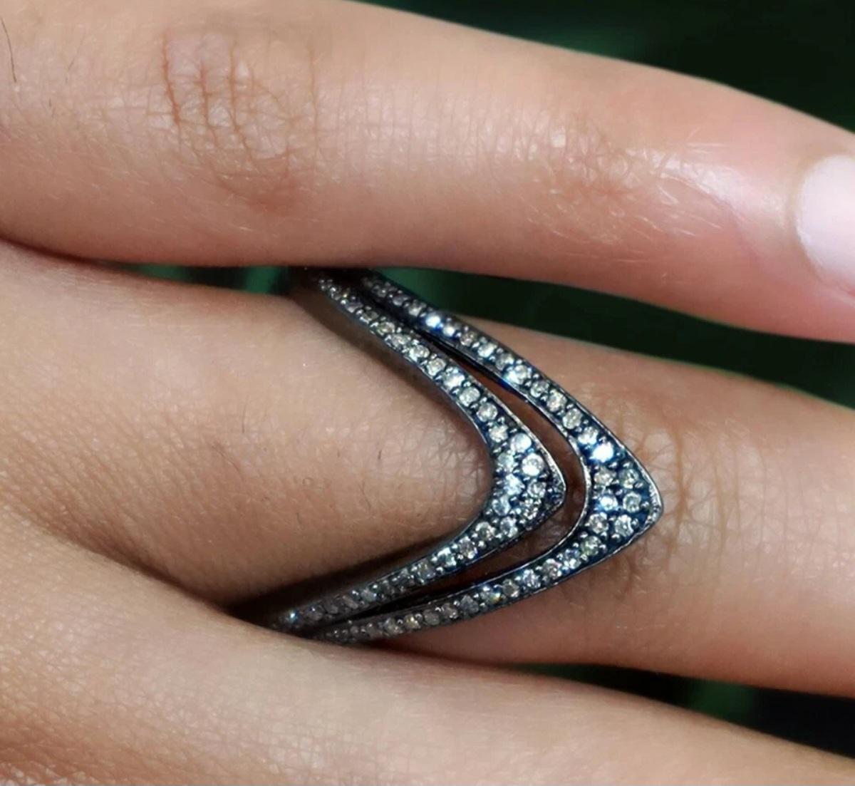Regalo di Natale Anello Chevron Anello in argento 925 con pavé di diamanti per il regalo di fidanzamento in vendita 2