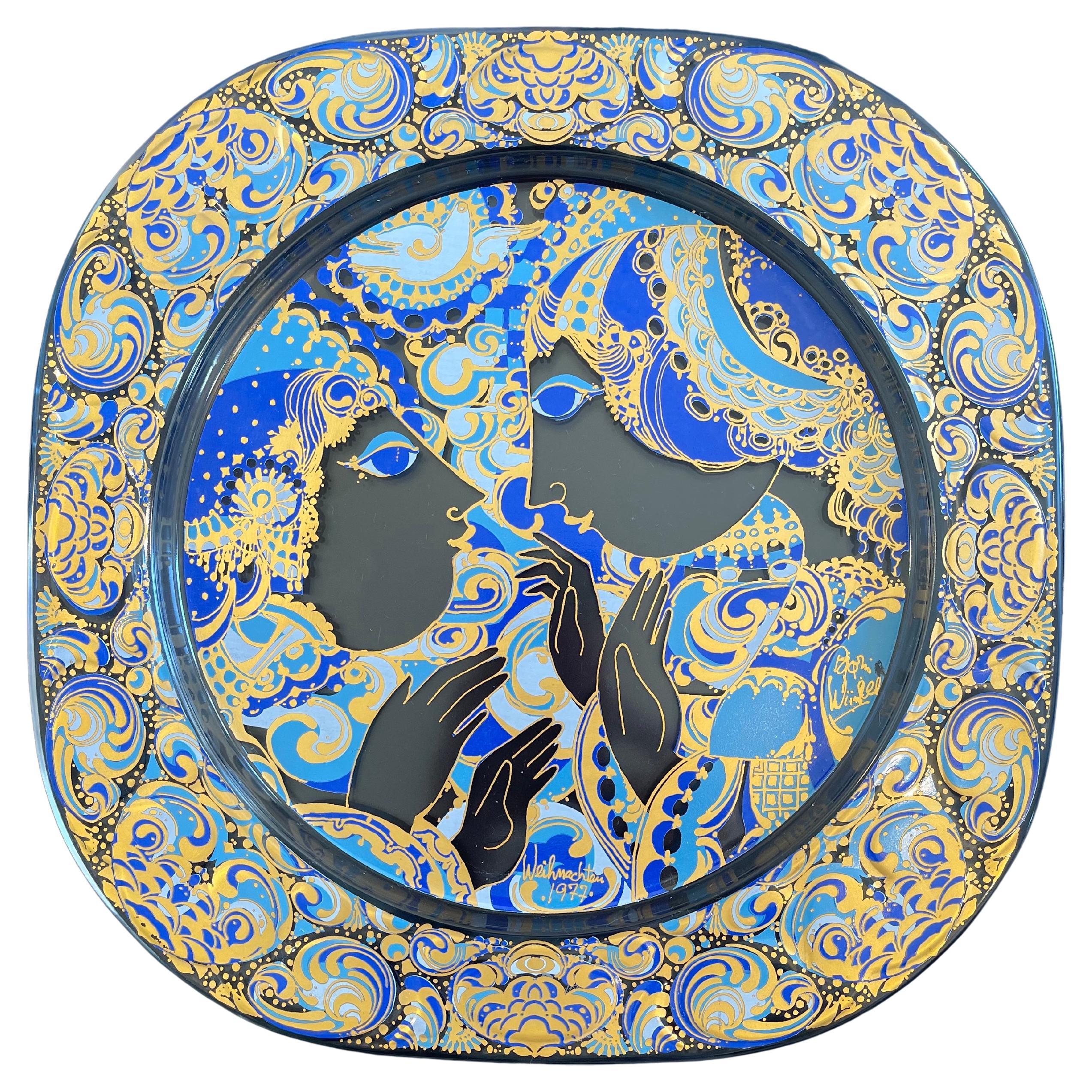 Der dänische Künstler Bjorn Wiinblad hat diese wunderschöne Serie für die deutsche Glas- und Porzellanmanufaktur Rosenthal für ihre Studio-Line Kunstedition geschaffen.
Die Weihnachtsdekoration ist aus Türkis, schimmerndem Gold und dunklem Blau fein