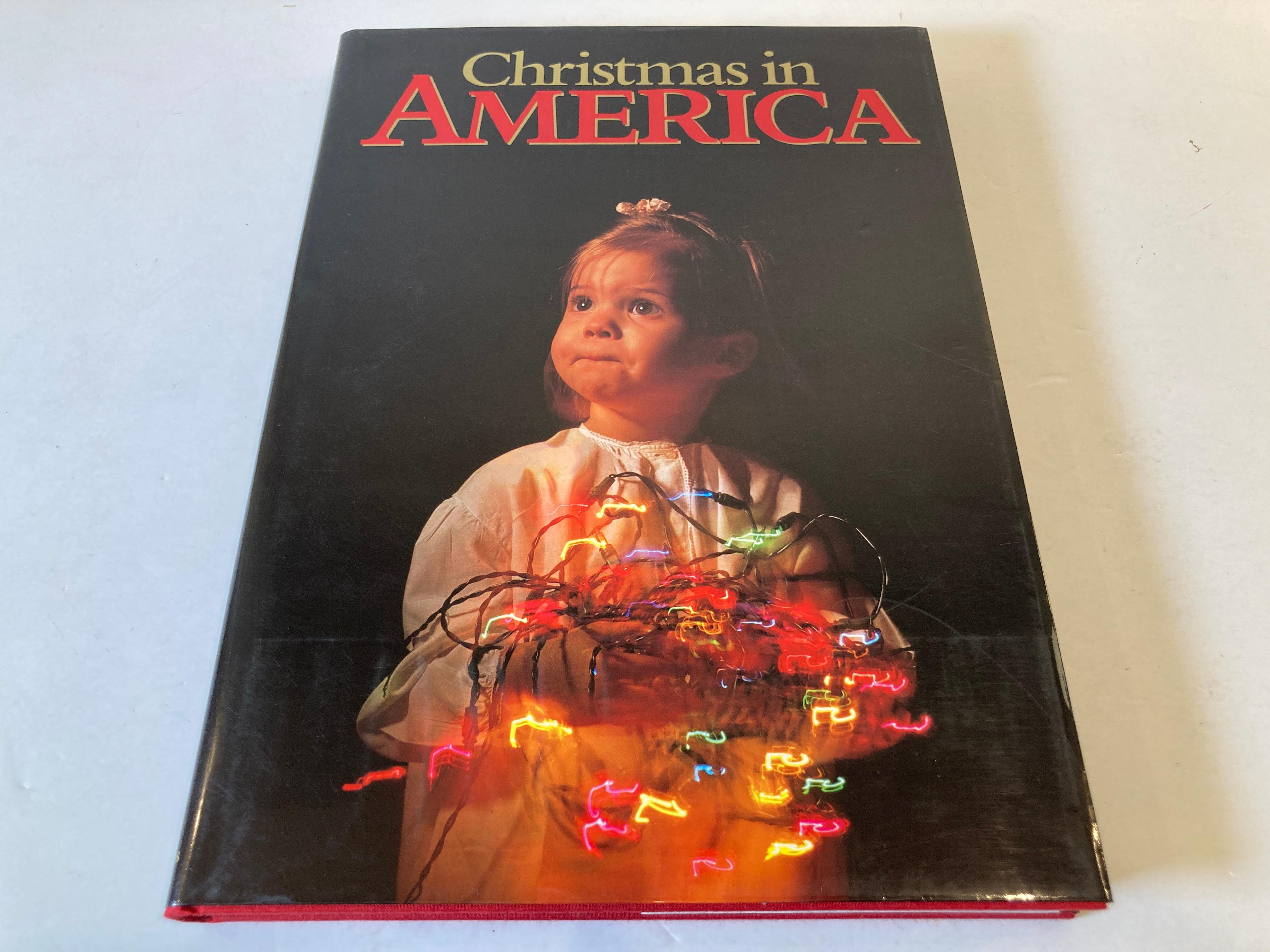 Christmas in America livre vintage à couverture rigide.
Copyright 1988, première impression, première édition
Christmas in America : Images of the Holiday Season by 100 of America's Leading Photographers.
David Cohen
Un panorama photographique