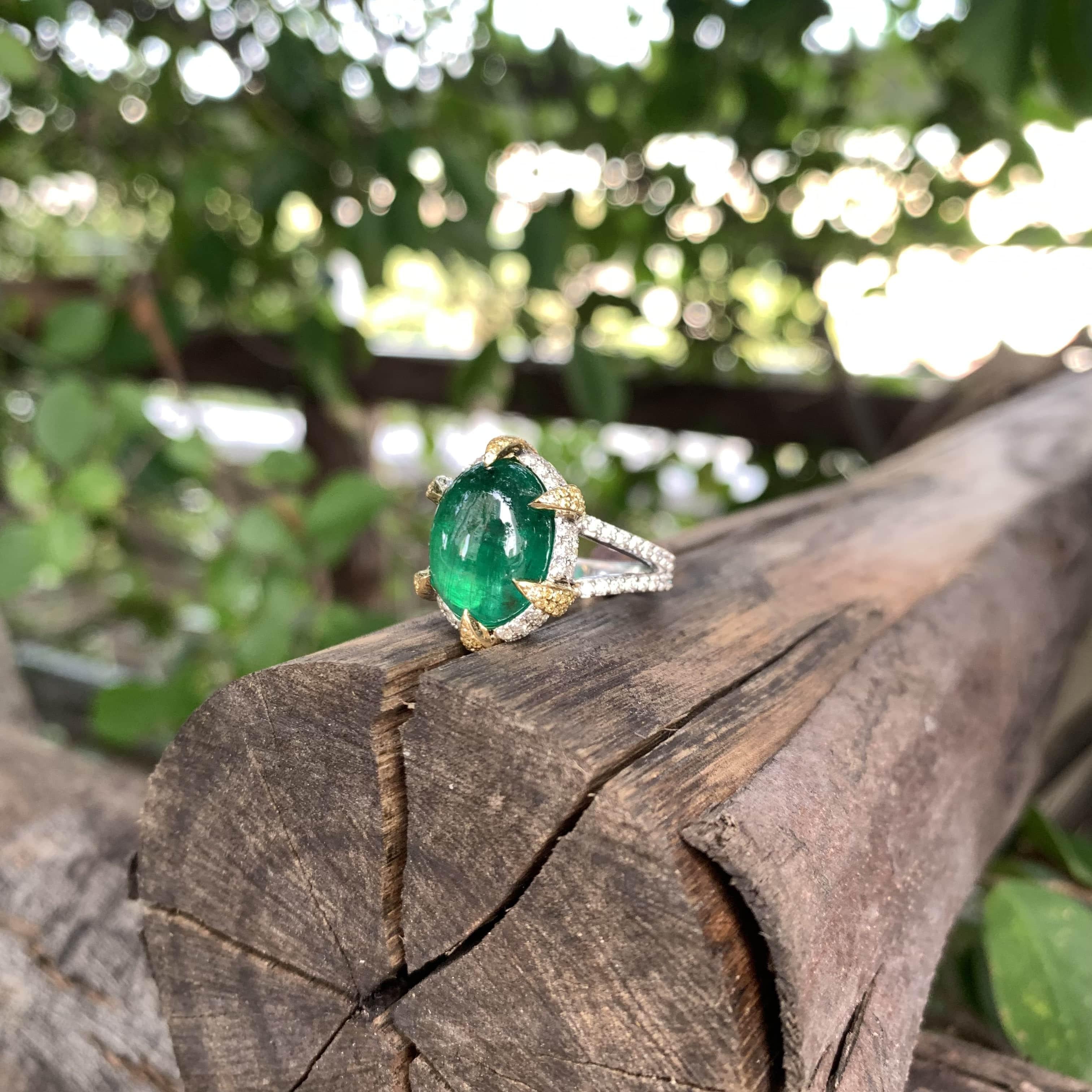 Statement-Ring aus 18 Karat Gold mit 8,99 Karat Smaragd und Cabochon 13