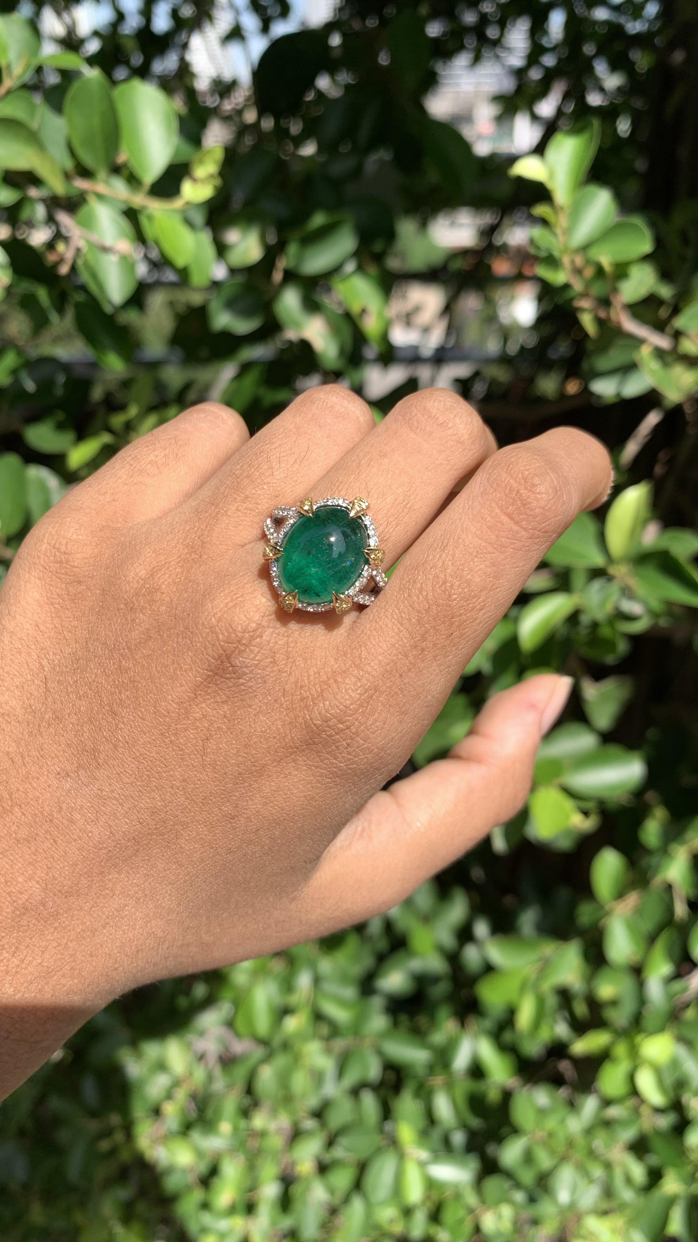 Statement-Ring aus 18 Karat Gold mit 8,99 Karat Smaragd und Cabochon 1