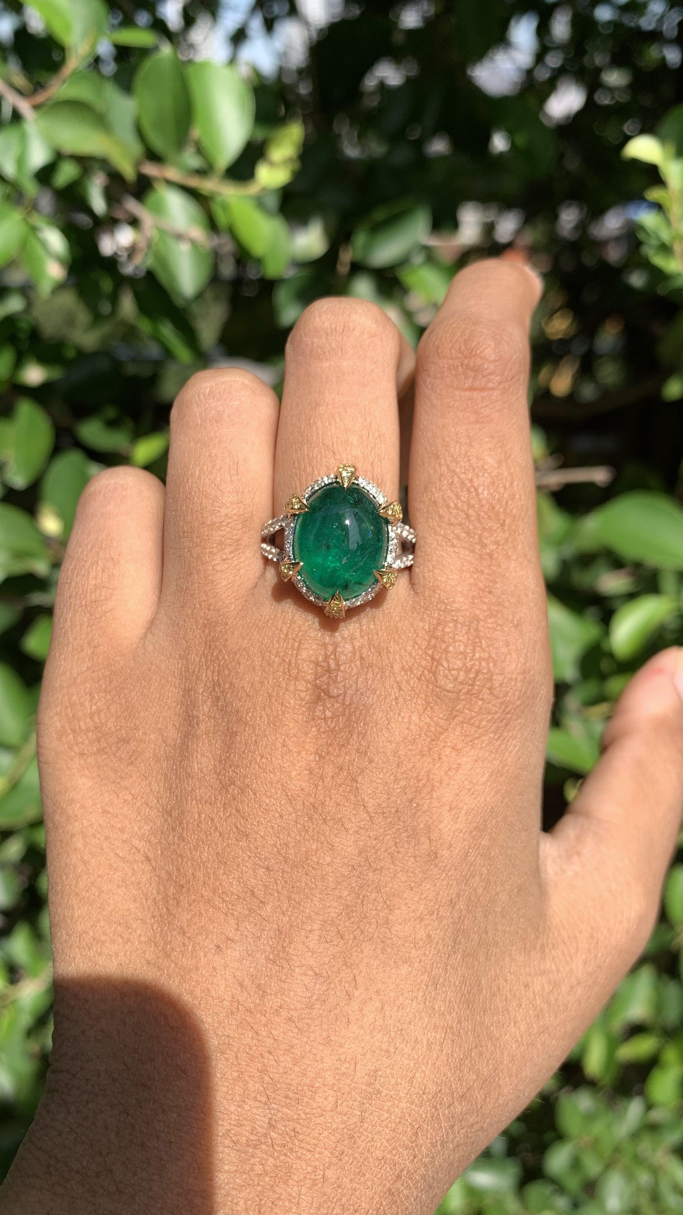 Statement-Ring aus 18 Karat Gold mit 8,99 Karat Smaragd und Cabochon 2