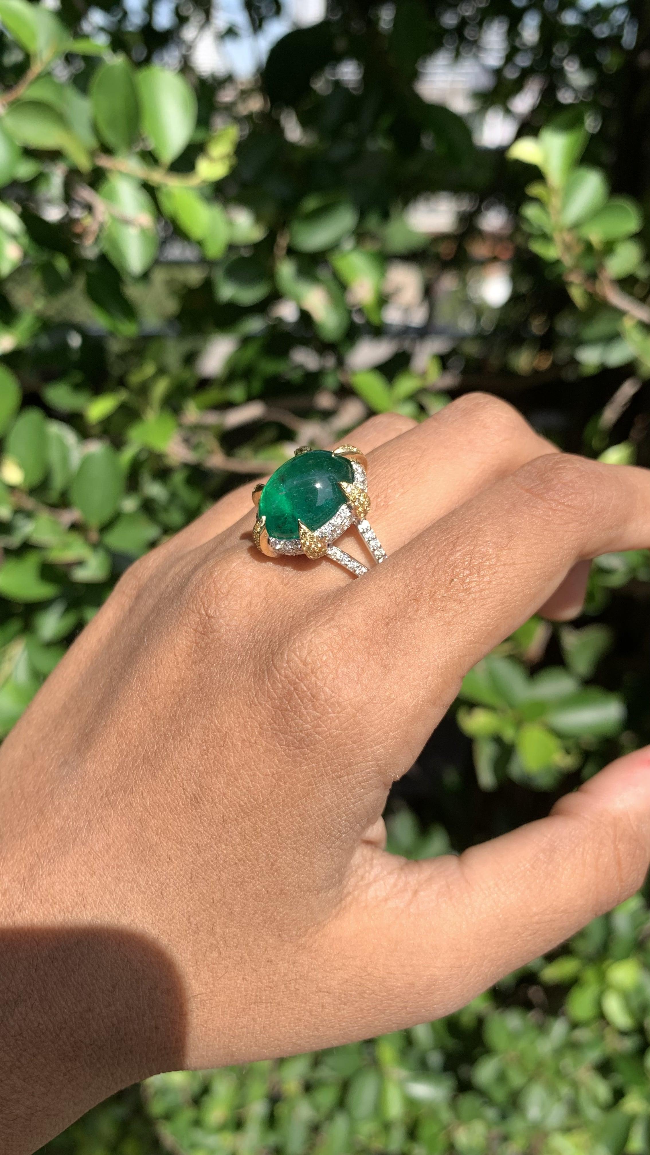 Statement-Ring aus 18 Karat Gold mit 8,99 Karat Smaragd und Cabochon 3