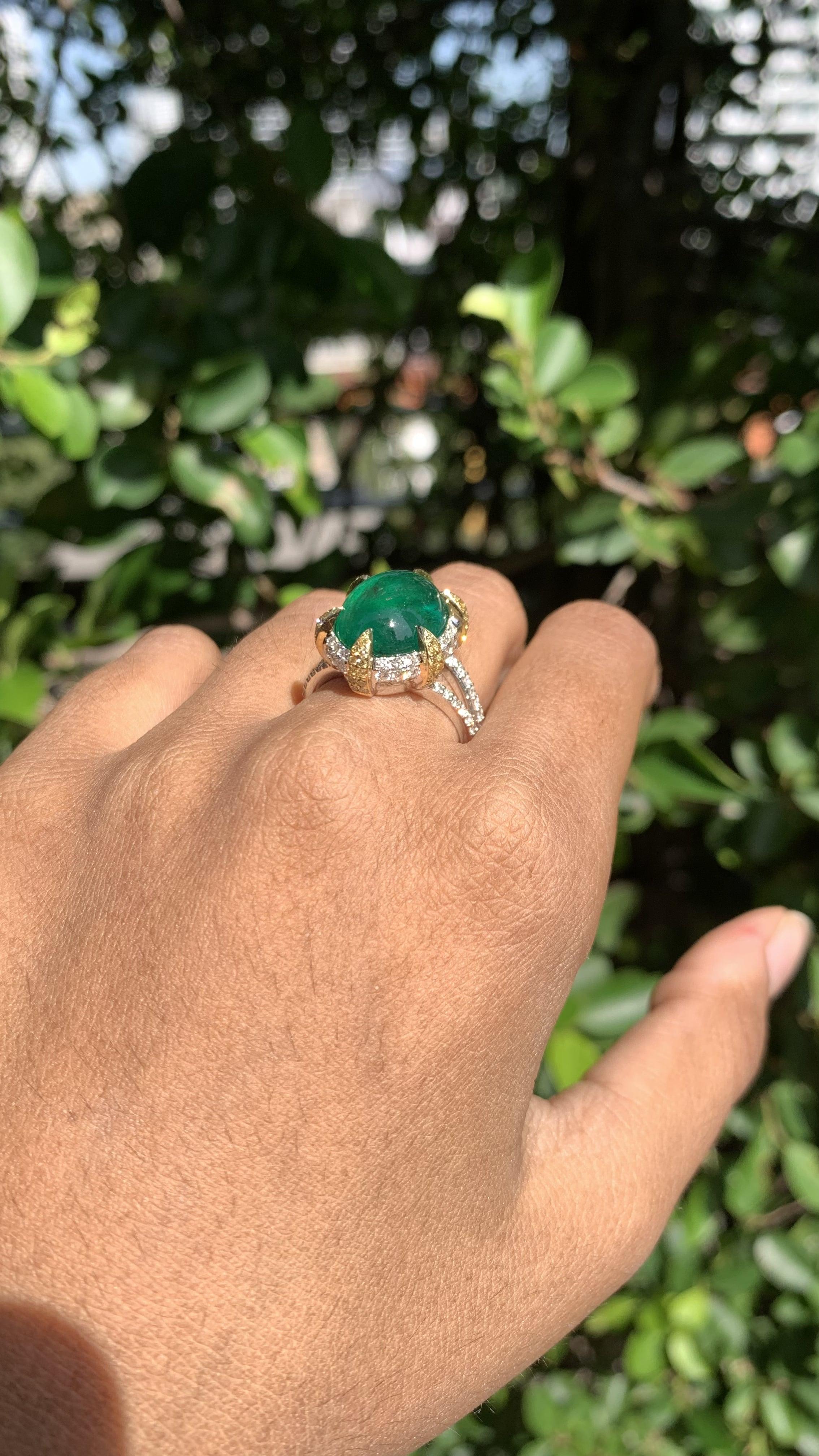 Statement-Ring aus 18 Karat Gold mit 8,99 Karat Smaragd und Cabochon 4