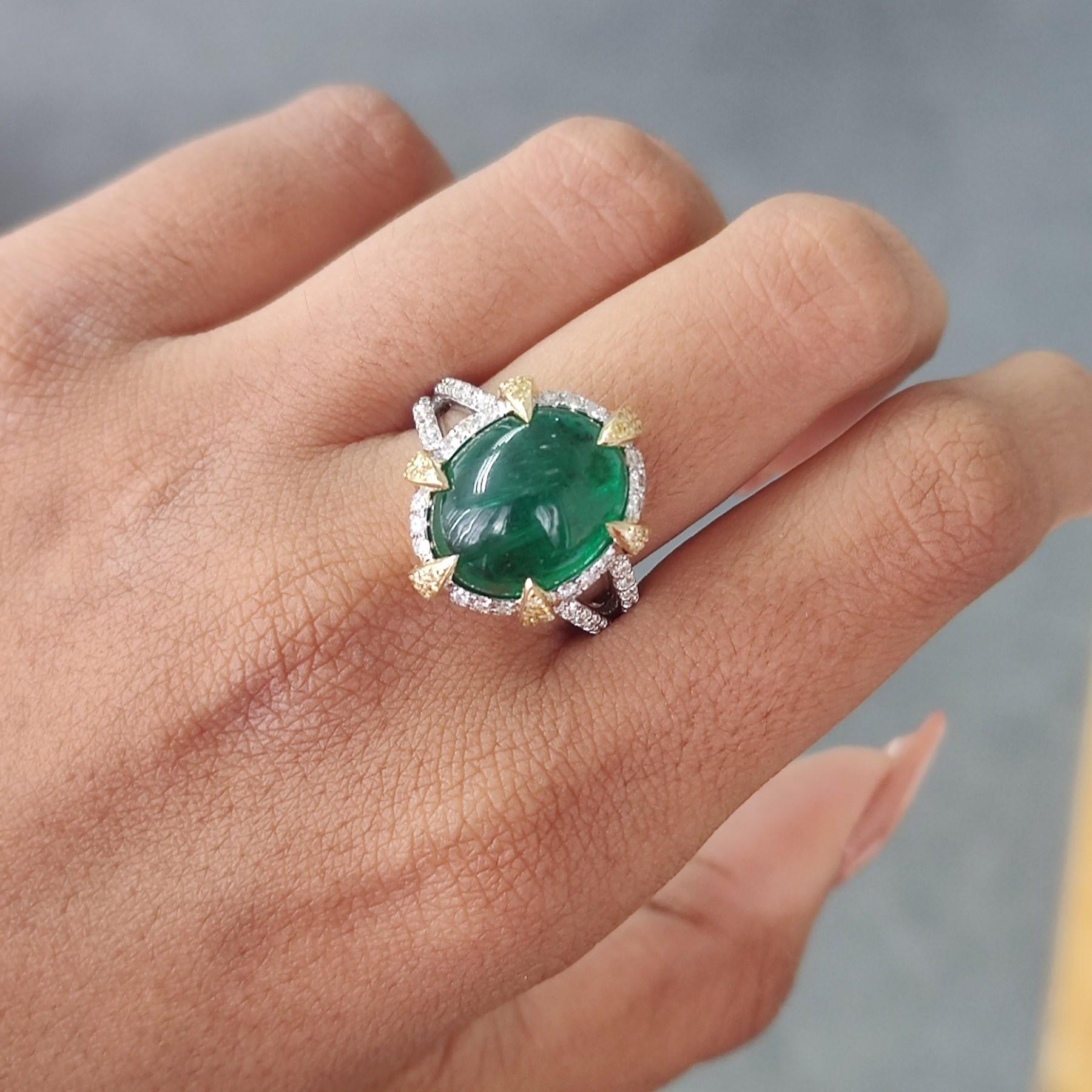 Statement-Ring aus 18 Karat Gold mit 8,99 Karat Smaragd und Cabochon 9