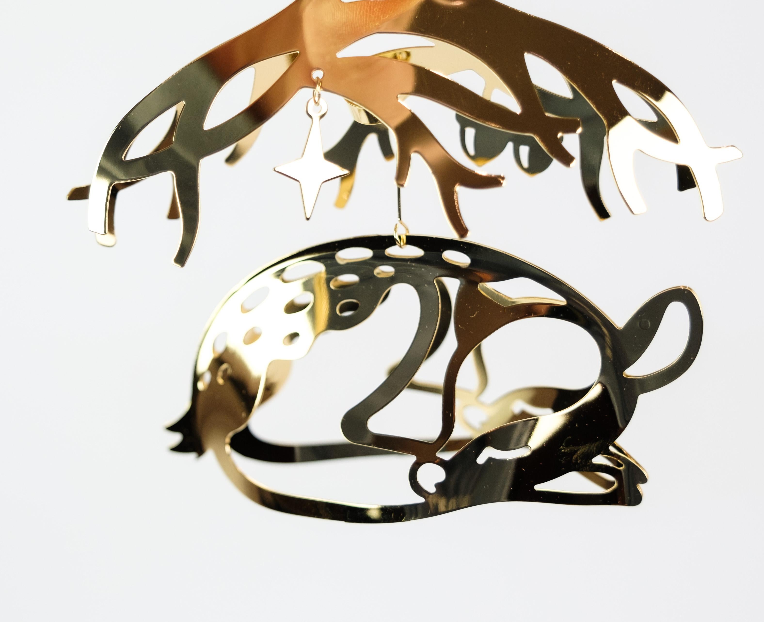 Ornement de Noël à l'effigie d'un renne, en laiton et doré à l'or fin 18 carats, conçu par Sanne Lund Traberg pour Georg Jensen en 2023. Ce magnifique ornement fait partie de la collection annuelle de Georg Jensen, qui allie tradition et innovation.