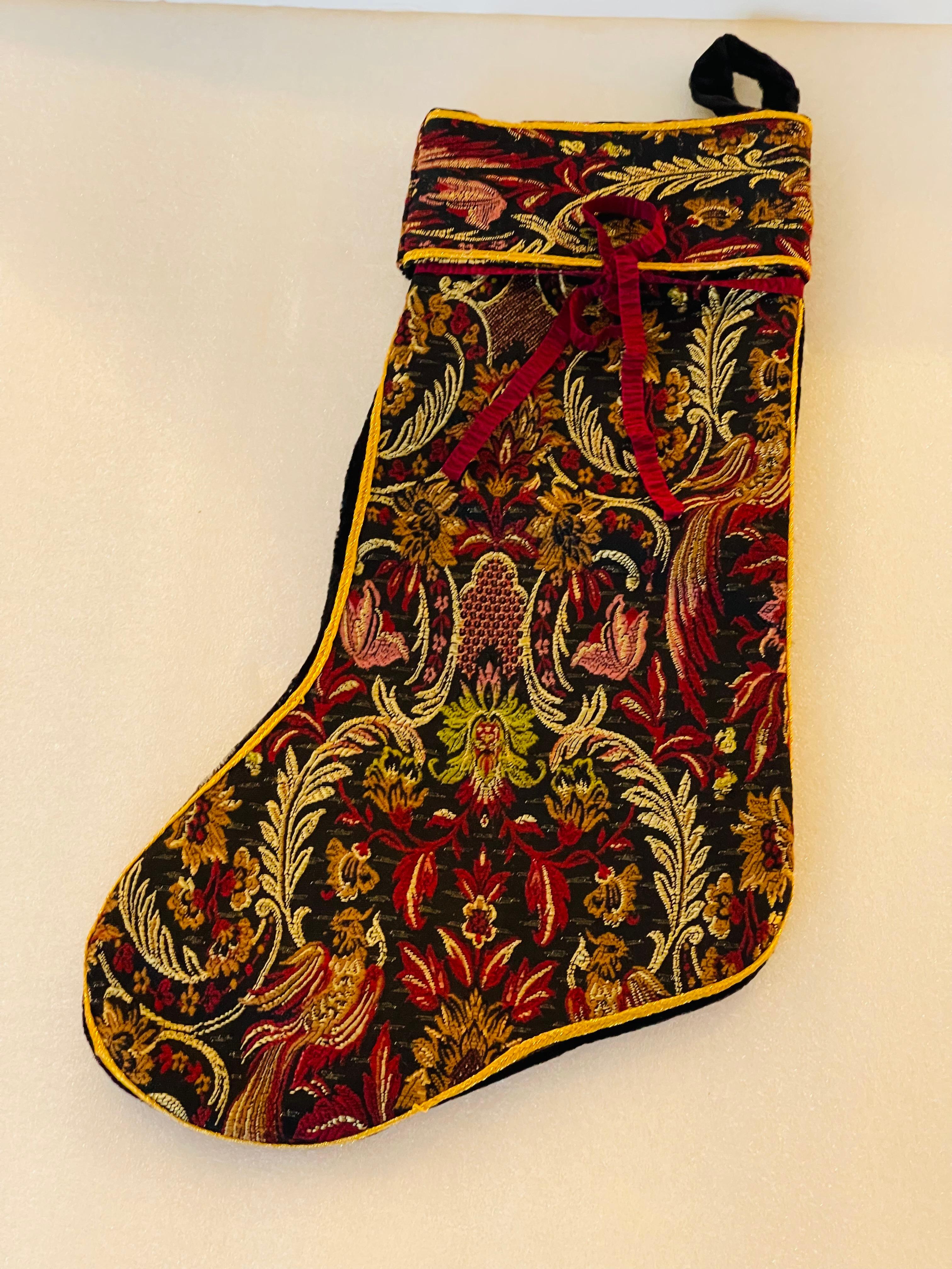 Splendida stufa natalizia vintage in ricco broccato e velluto nero.