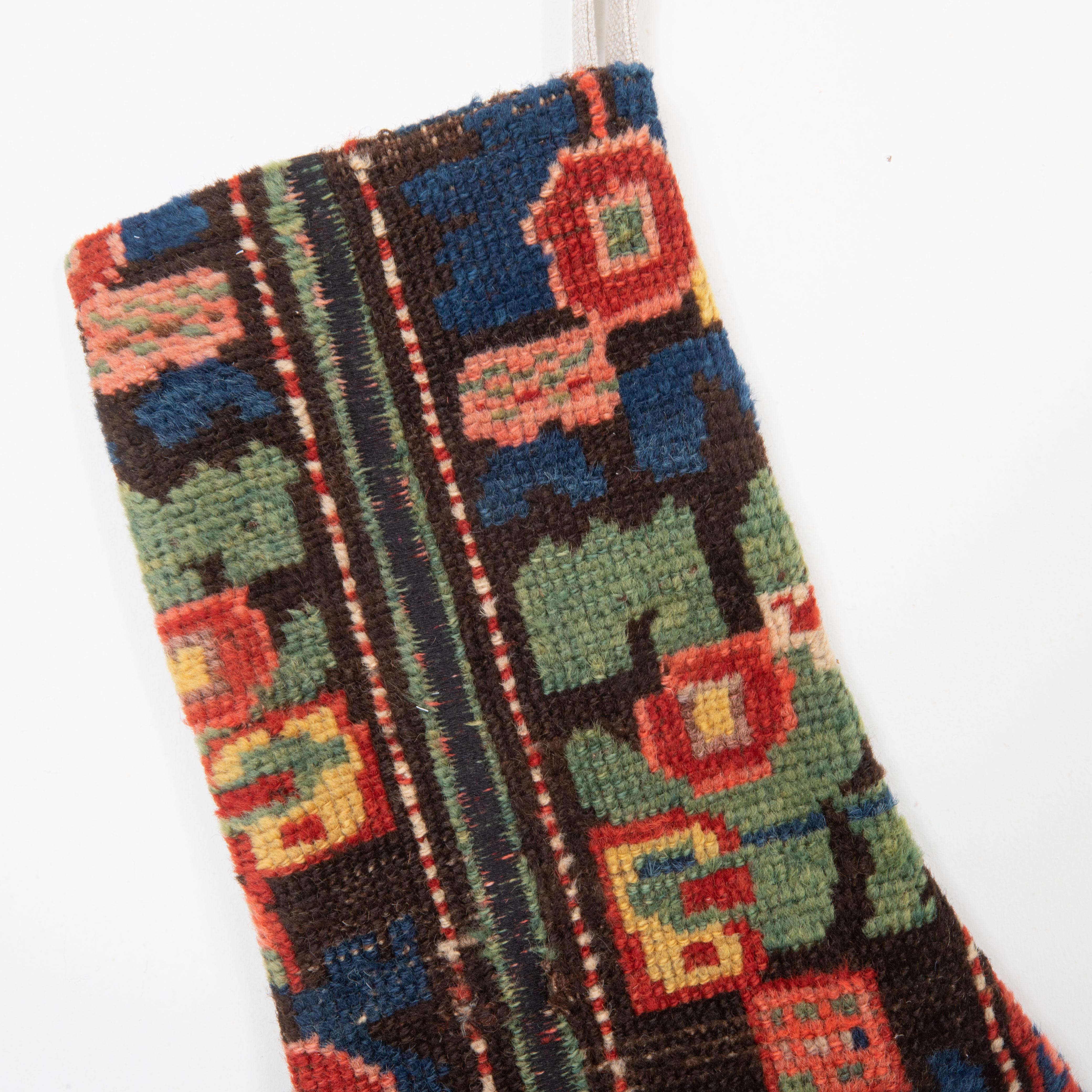 Weihnachts Stocking aus kaukasischen Teppichfragmenten (Handgeknüpft) im Angebot