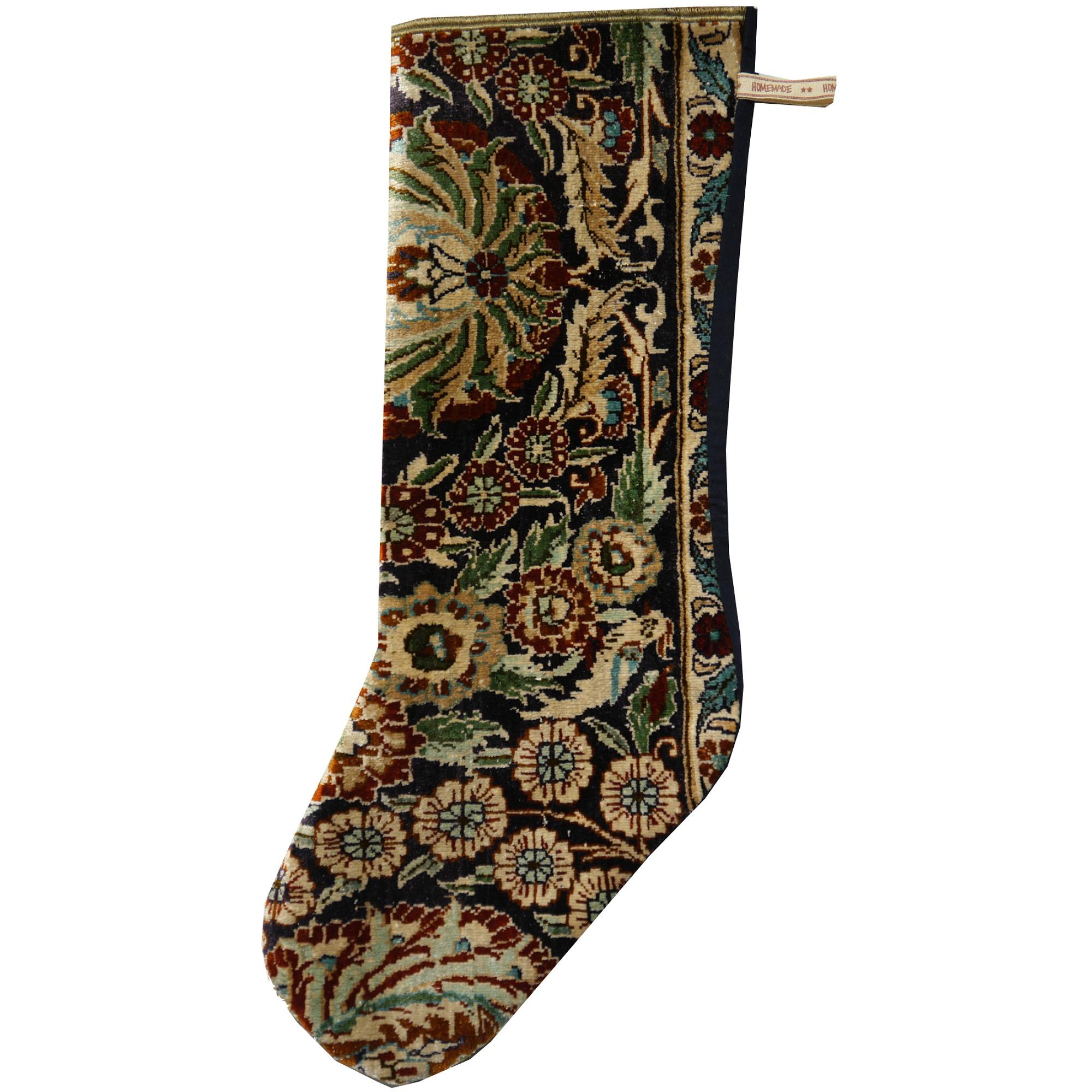 Bas de Noël unique en son genre.
Ce bas de Noël a été confectionné à partir d'un fin tapis de soie Hereke de 650 nœuds par pouce carré. Le recto est en 100% pure soie naturelle luxueuse, le verso bleu marine foncé est en coton.

La Collection