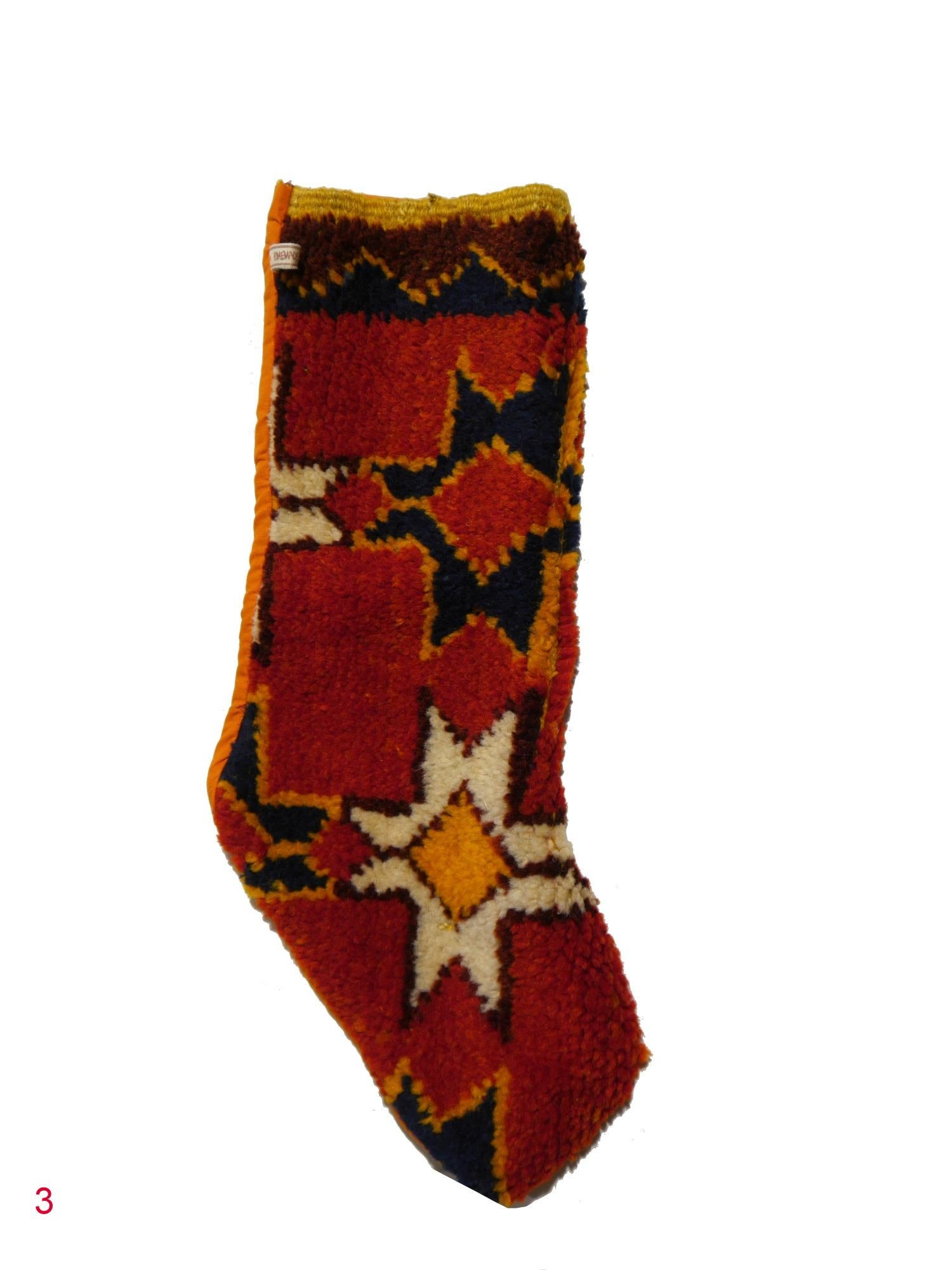 Noué à la main Bas de Noël Unique en son genre fait de tapis berbère marocain Vitnage des années 1970 en vente