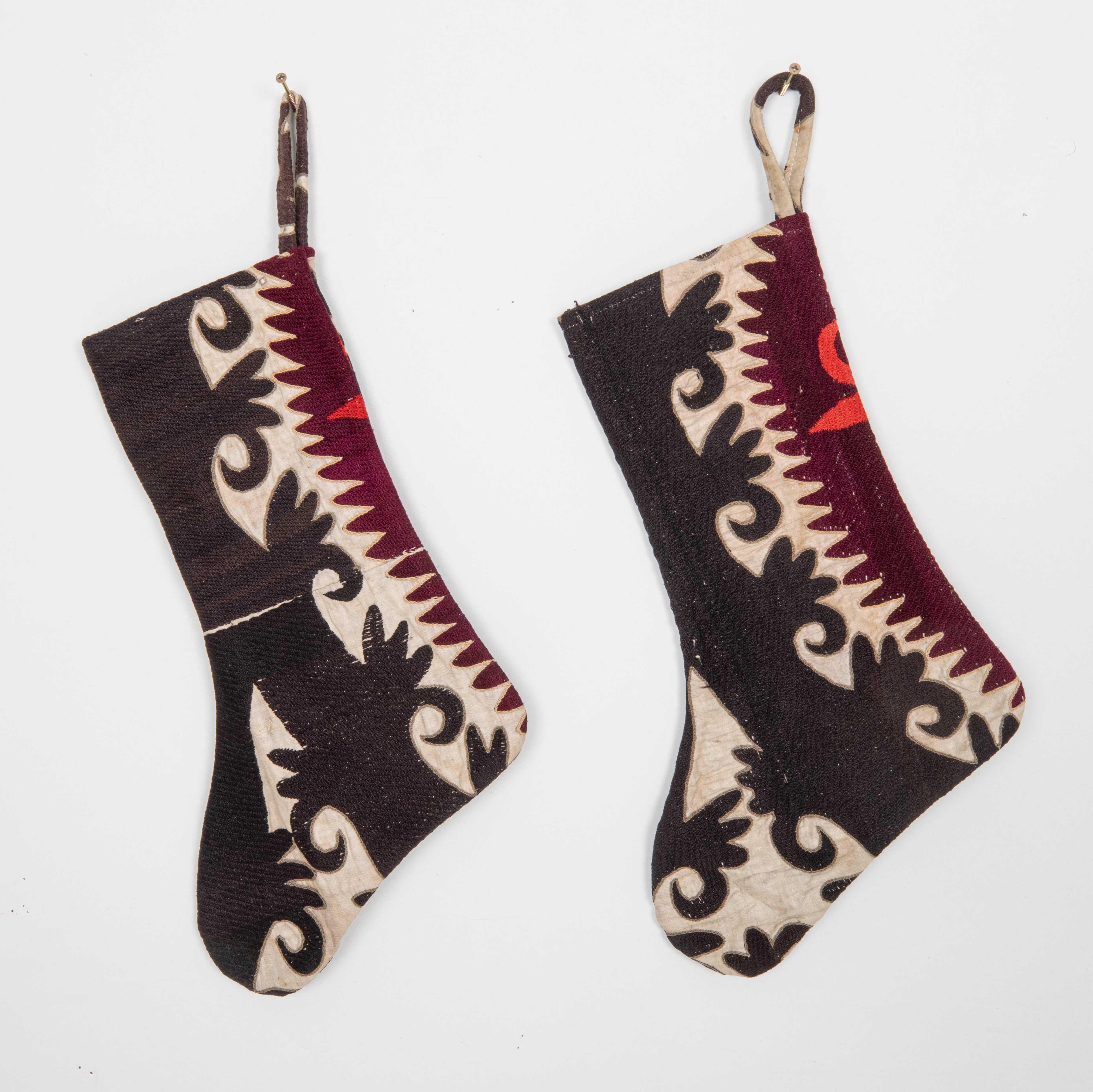 This Christmas Stocking was made from a late 19th or Early 20th C. suzani fragments.
Linen in the back.

Please note, this stocking was made from Vıntage suzani fragments.

