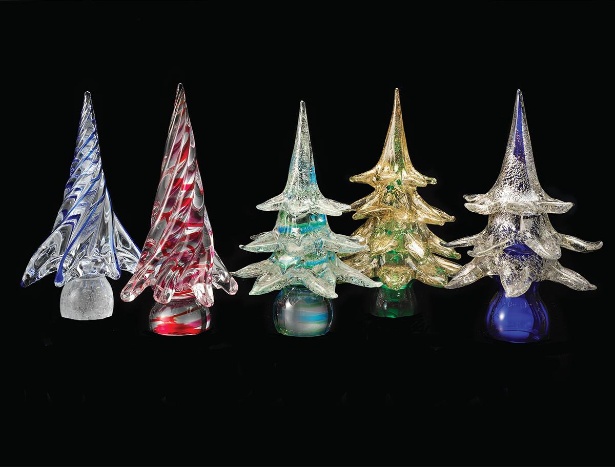 Ajoutez une touche d'élégance à votre décor de Noël avec notre arbre de Noël en verre de Murano fabriqué à la main et orné d'une feuille d'or 24 carats ou d'une feuille d'argent 999/1000. Fabriquée par des artisans qualifiés dans notre usine de