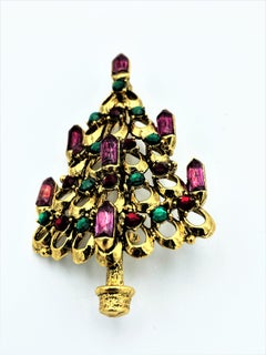 Christmas tree broch by Hollycraft USA, rhinestones, prong set, 1960s