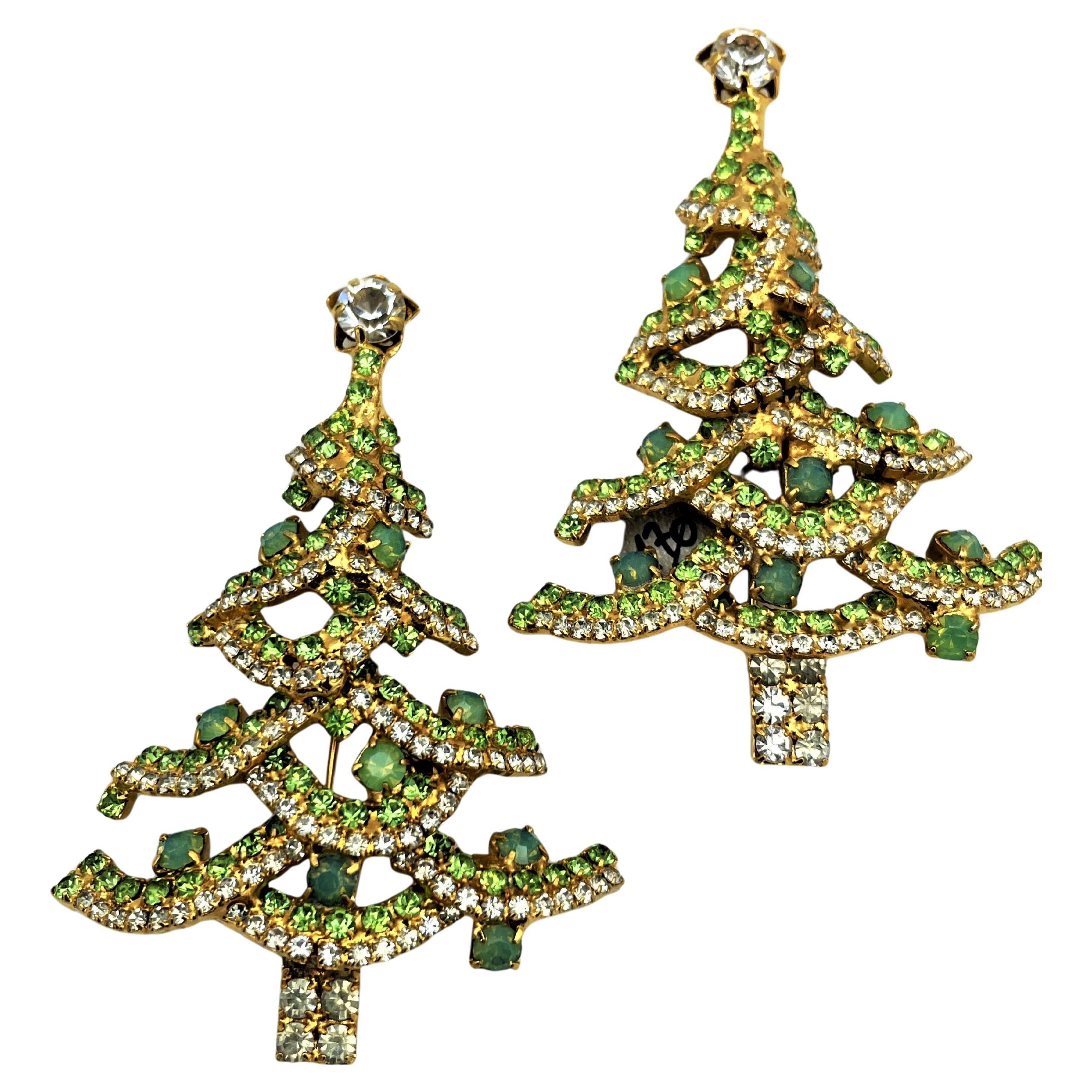 Spilla a forma di albero di Natale di Dorothy Bauer Calif., strass, placcata oro Anni 2000