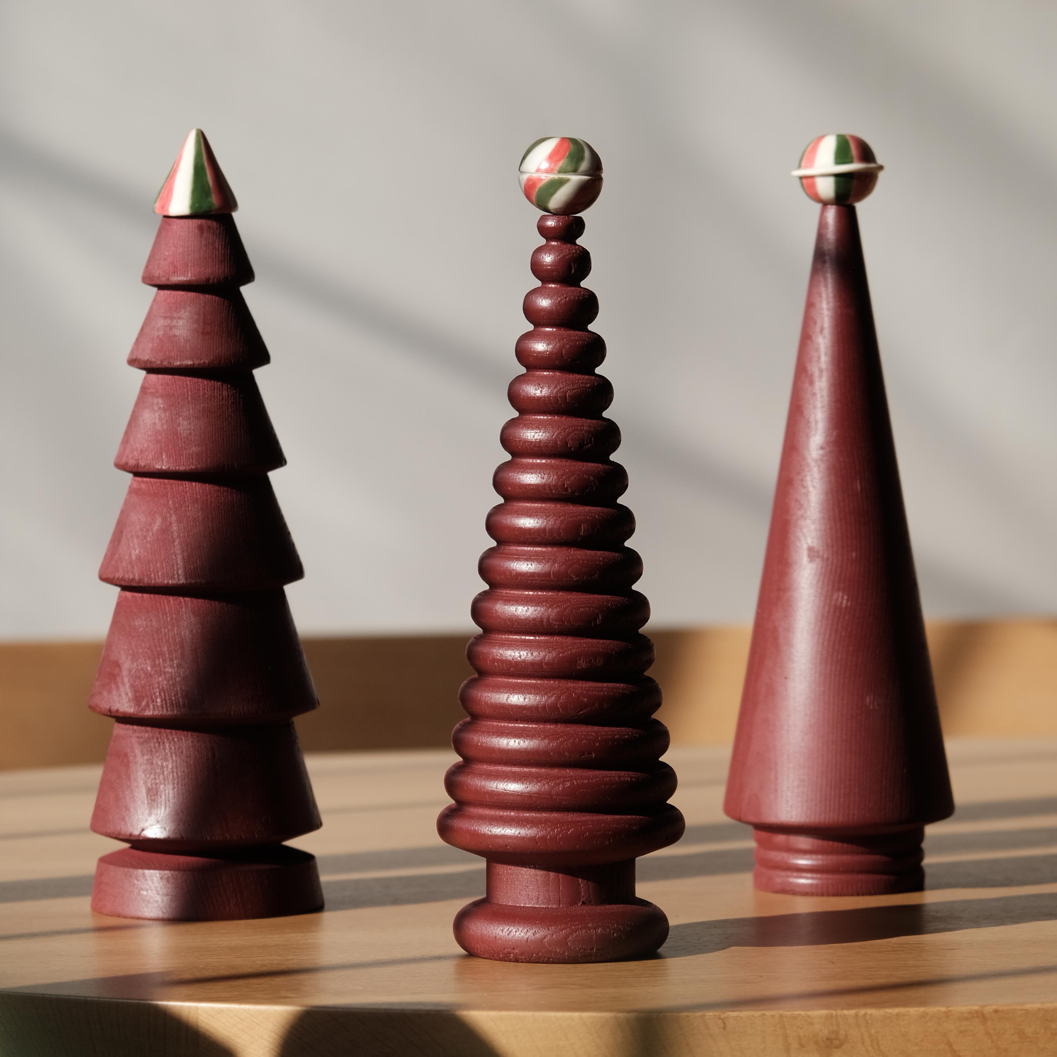 -Zeder, Tanne und Juniper, entworfen, um die Form von Zedern, Tannen und Wacholderbäumen zu evozieren, abstrahiert und inspiriert durch ihre Namen, um eine perfekte Atmosphäre für Ihr Neujahrskonzept zu schaffen. In dieser LIMITED Edition Serie
