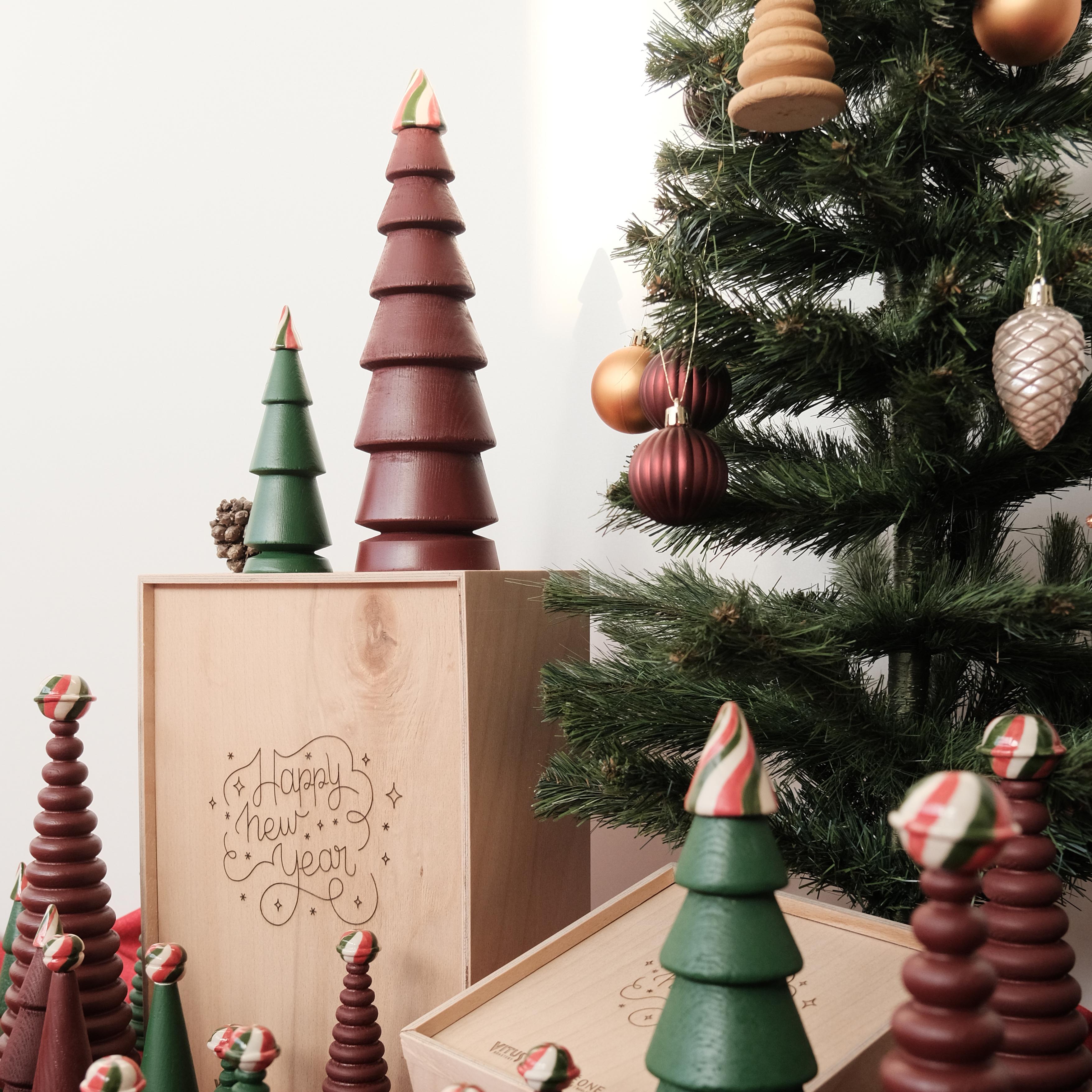 Weihnachtsbaum-Keramikkopf, rot, groß, Zedernholz (imitierte Auflage) (Moderne) im Angebot