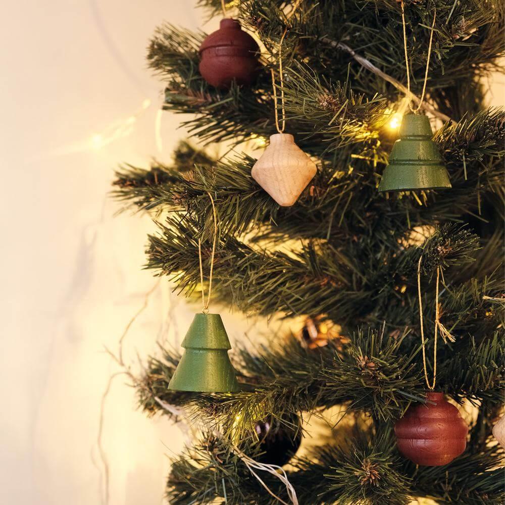 Il set di decorazioni per albero di Natale in cedro massiccio dona al tuo albero di Natale il calore e l'eleganza del legno naturale. Questi ornamenti di piccole dimensioni creano grandi momenti di gioia e sono disponibili in una varietà di colori